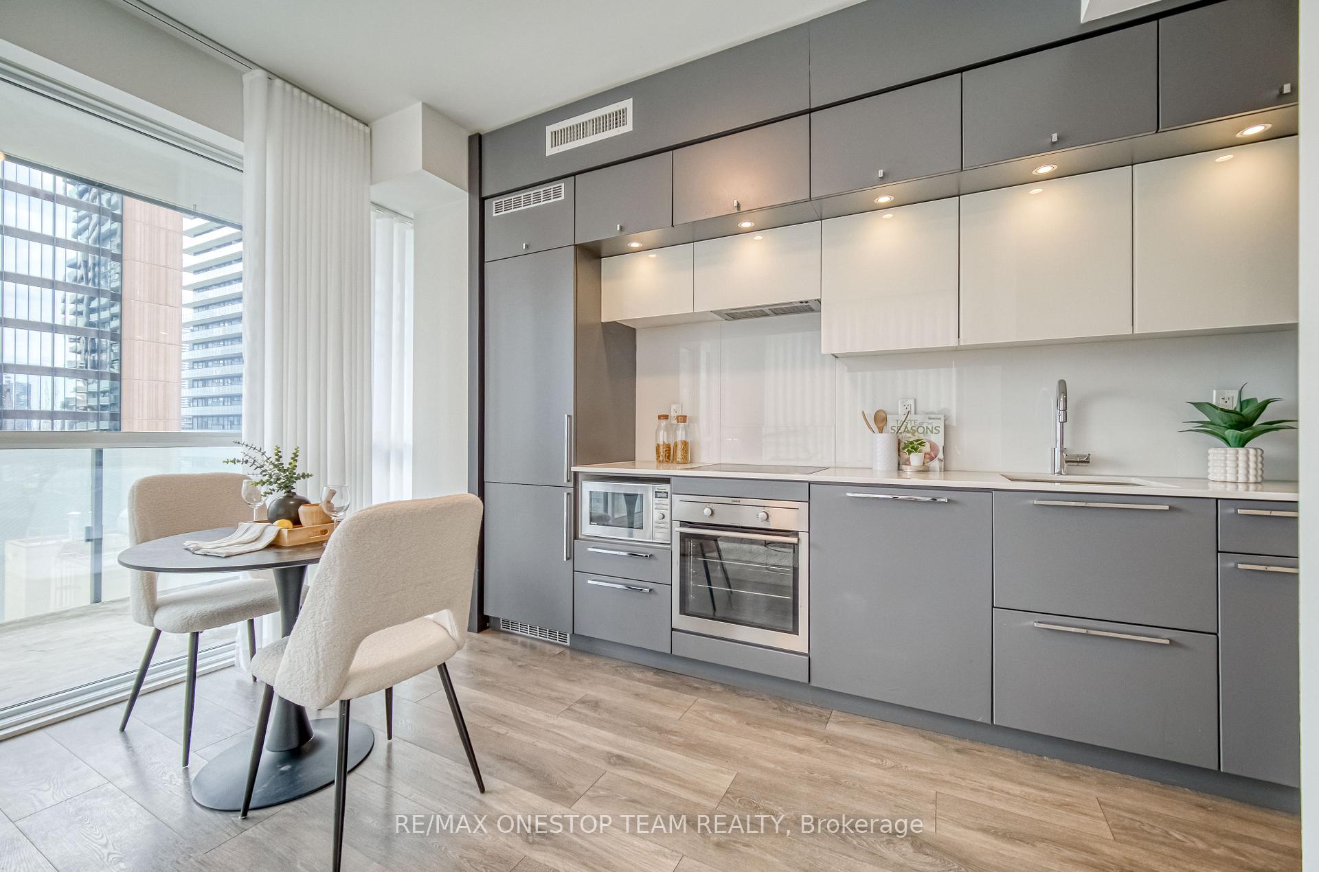 1 Bedroom Condo at 15 Grenville, Toronto For sale