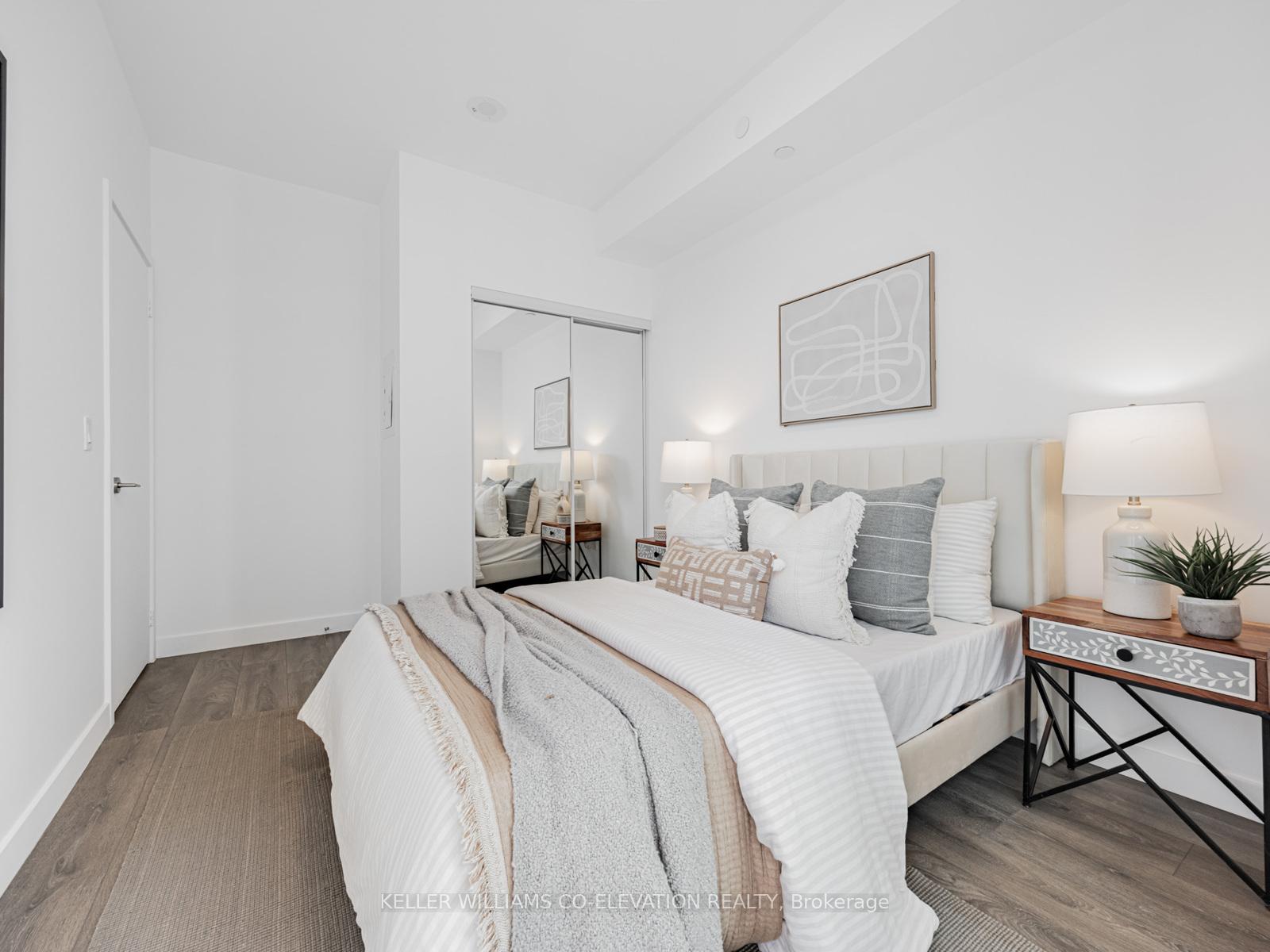 1 Bedroom Condo at 8 Eglinton,  Toronto For sale