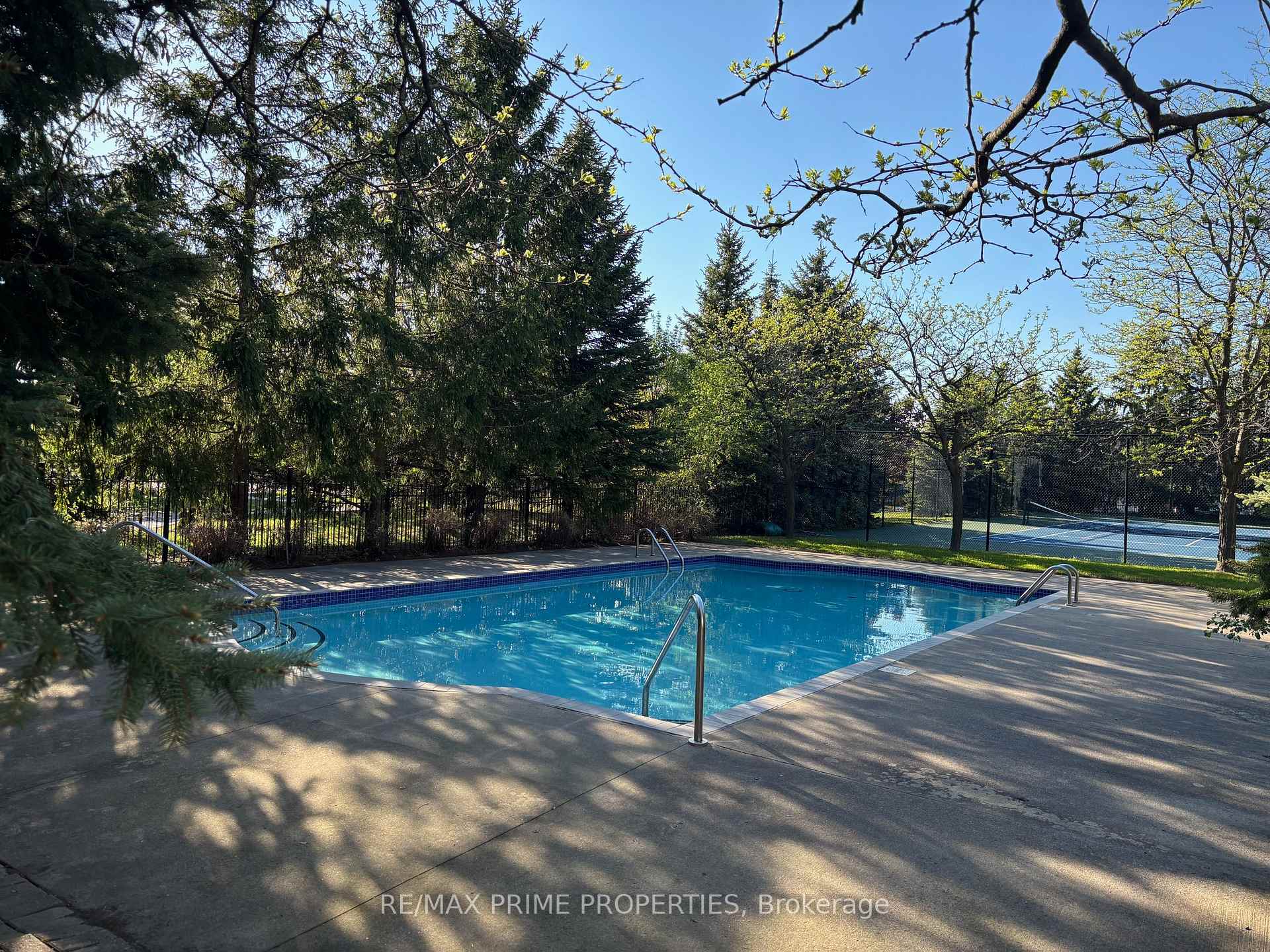 2 Bedrooms Condo at 91 Townsgate, Vaughan For sale