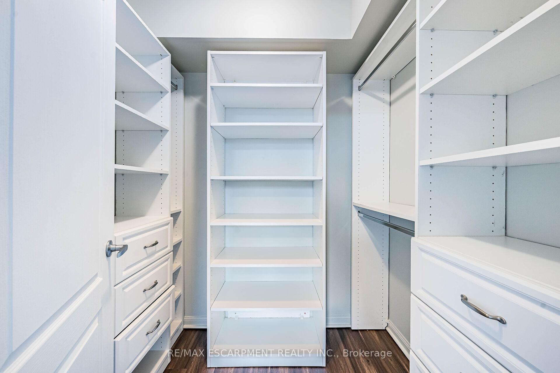 2 Bedrooms Condo at 4 Elsinore, Toronto For sale