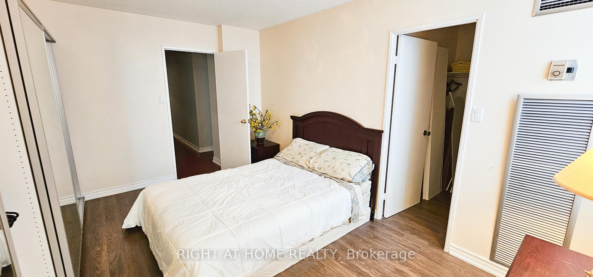 3 Bedrooms Condo at 75 Graydon Hall,  Toronto For sale