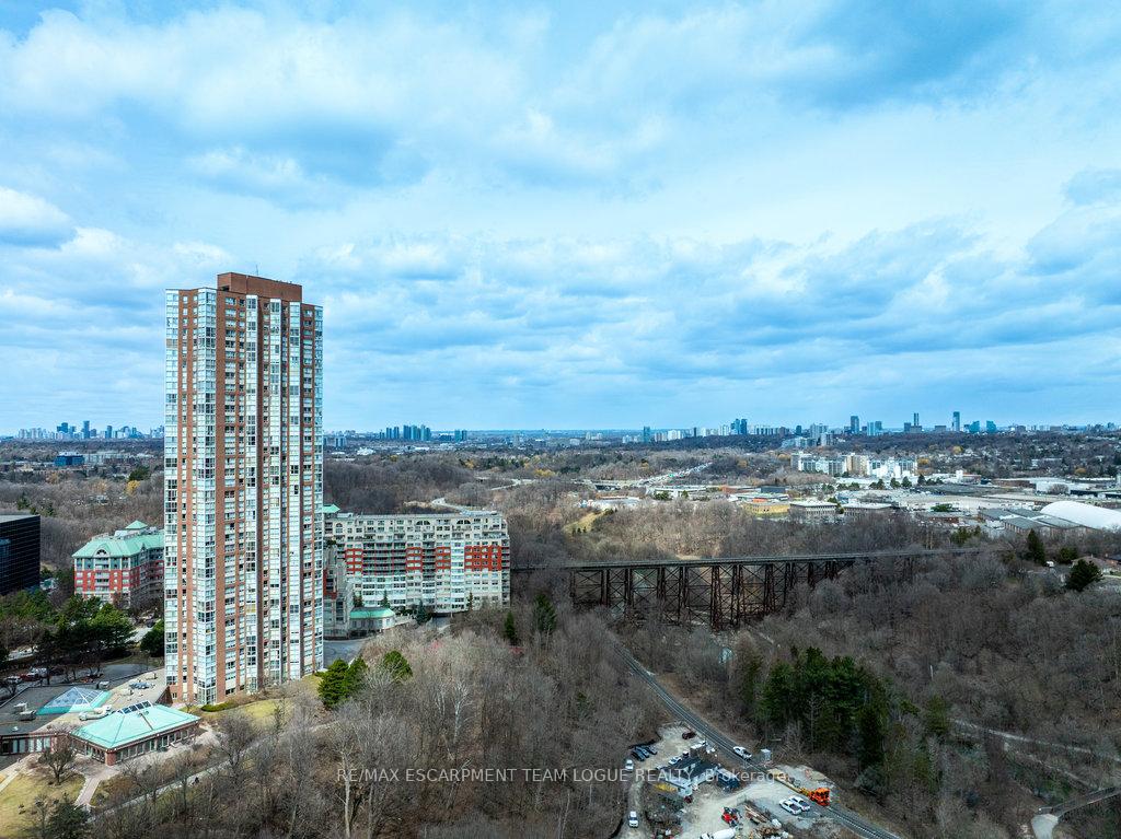 3 Bedrooms Condo at 7 Concorde,  Toronto For sale