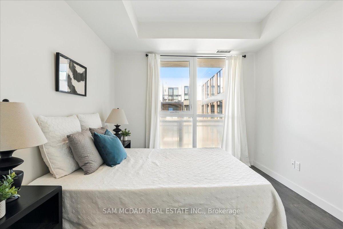 2 Bedrooms Condo at 210 Sabina Dr, Oakville For sale
