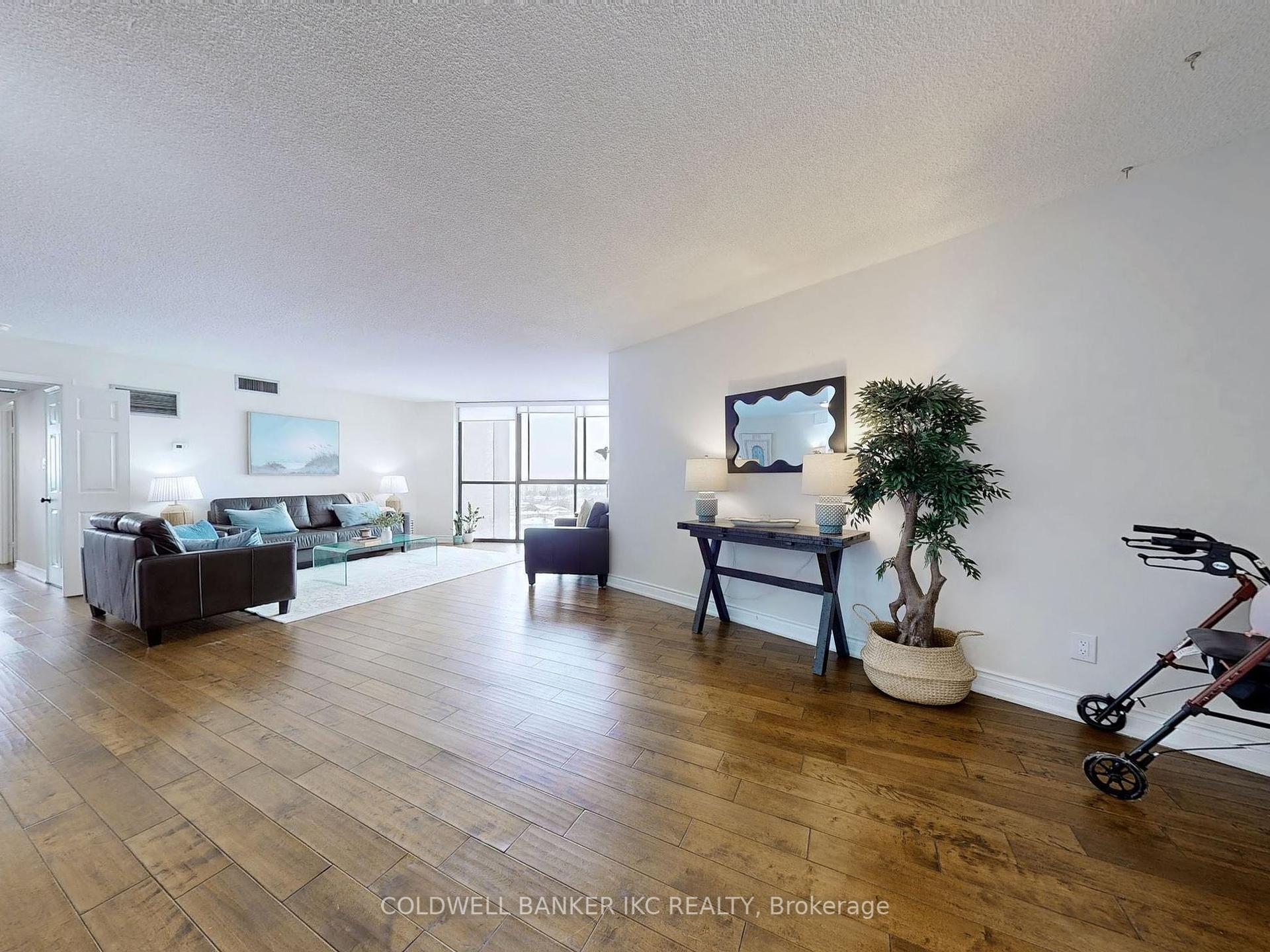 3 Bedrooms Condo at 4235 Sherwoodtowne, Mississauga For sale