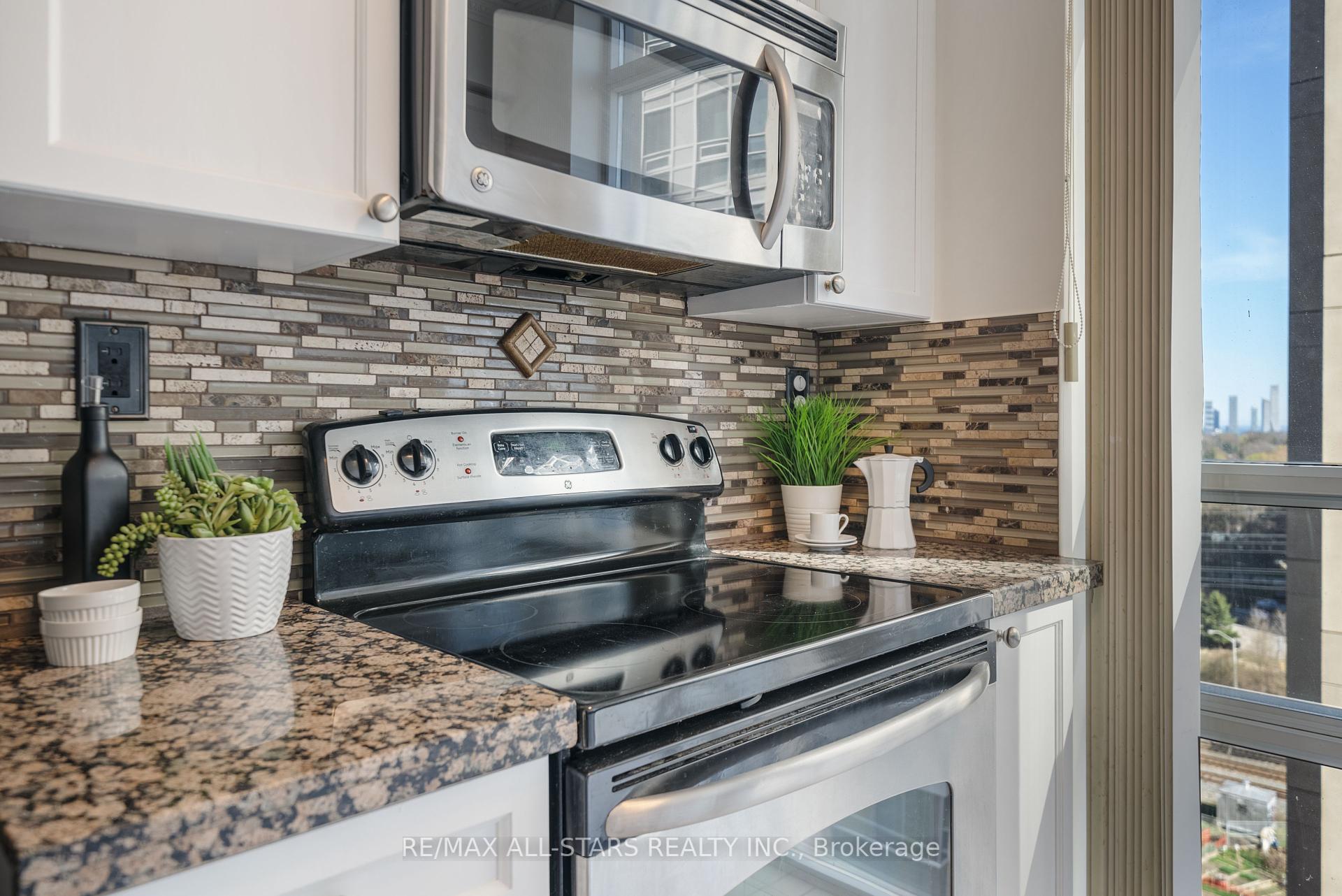 2 Bedrooms Condo at 5 Michael Power, Toronto For sale