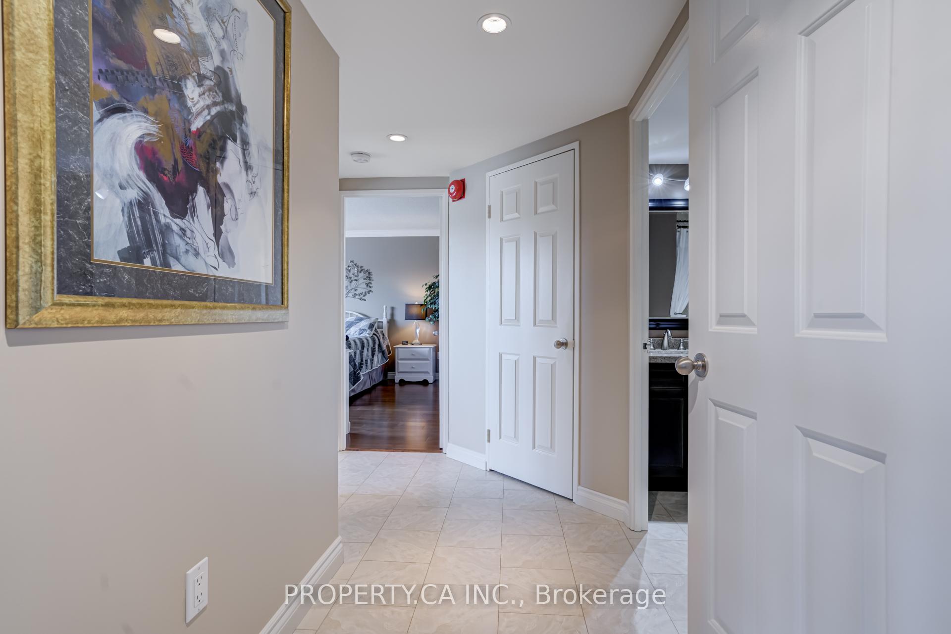 3 Bedrooms Condo at 1700 The Collegeway, Mississauga For sale