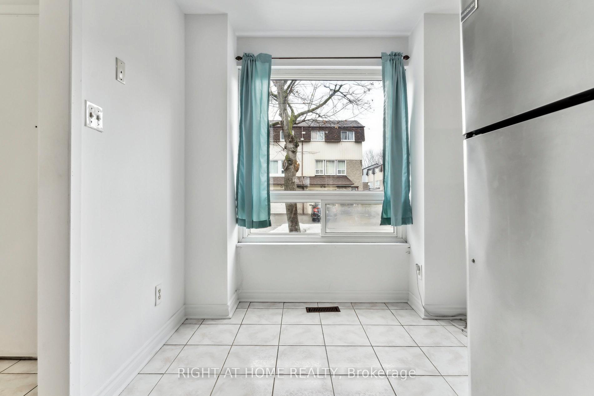 6 Bedrooms Condo at 44 Chester Le, Toronto For sale
