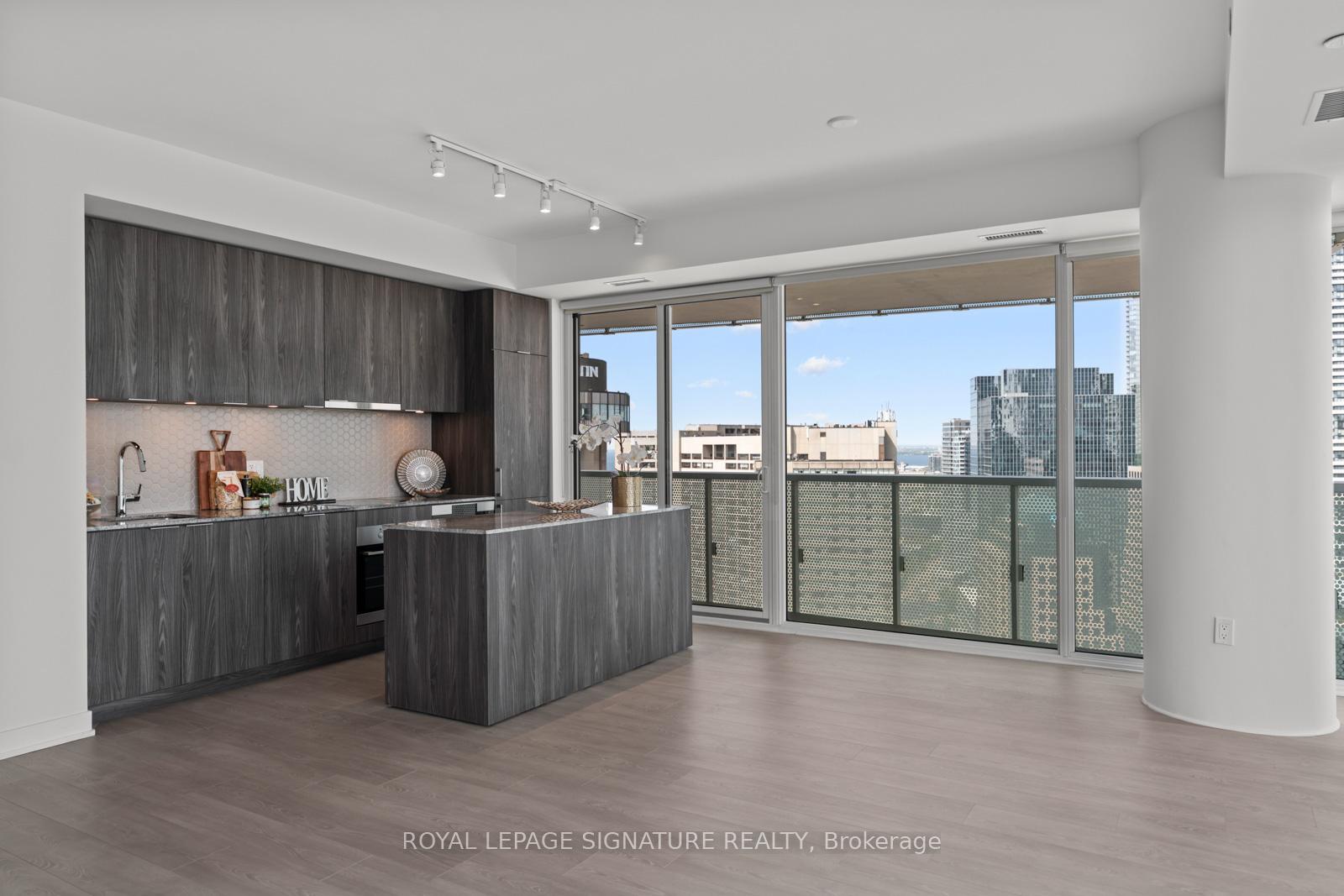 3 Bedrooms Condo at 15 Queens, Toronto For sale
