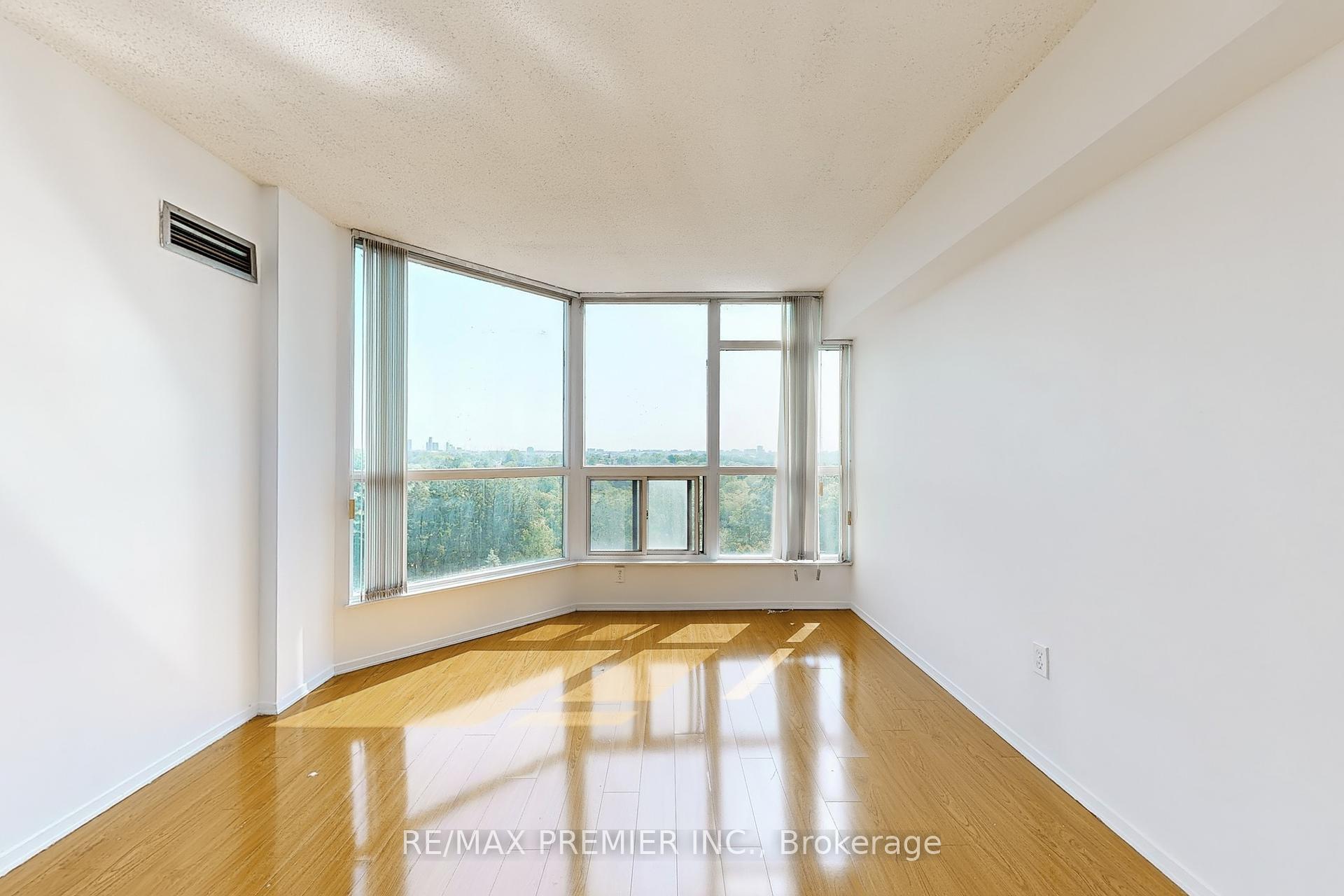 3 Bedrooms Condo at 1 Rowntree, Toronto For sale