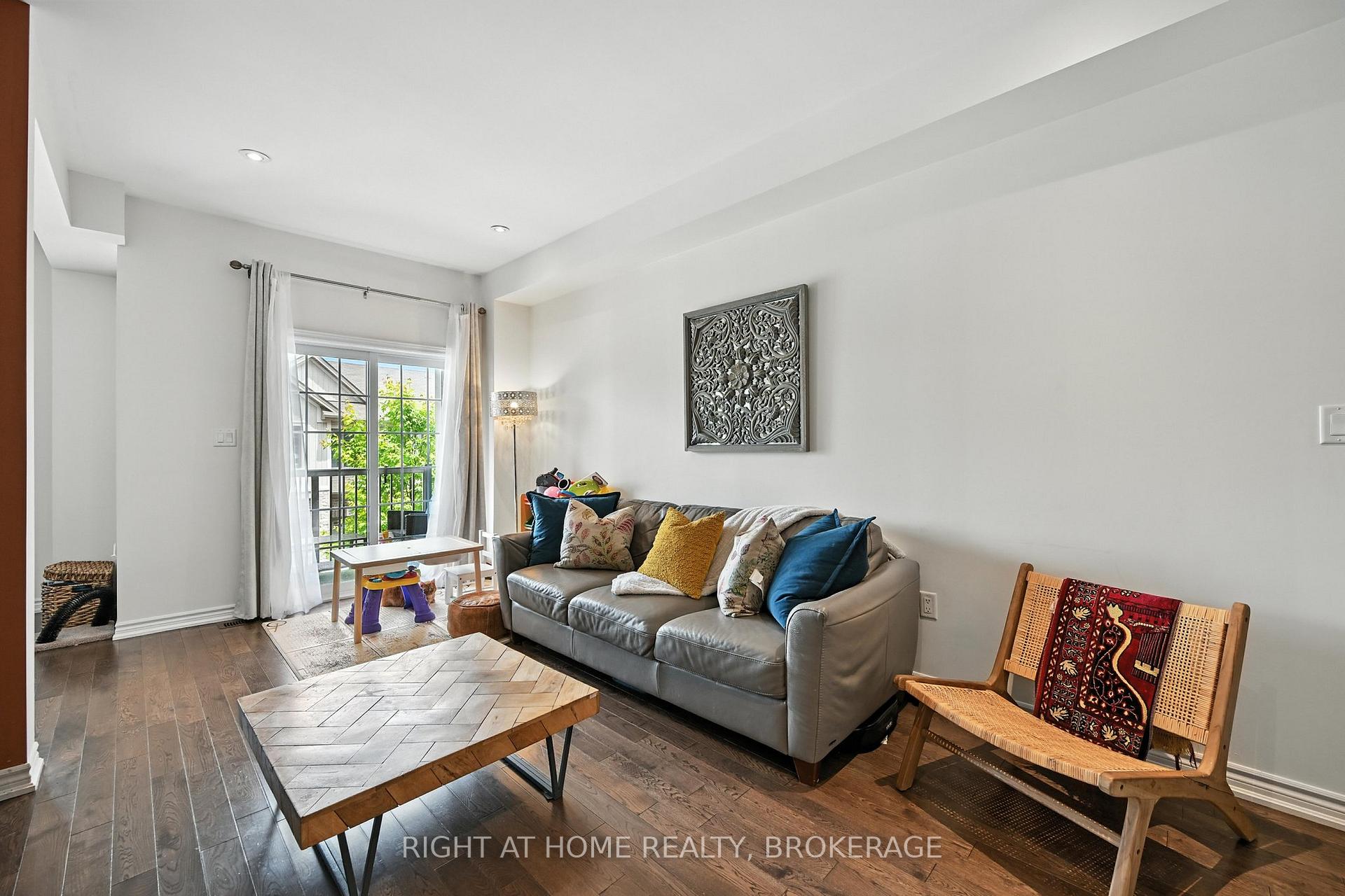 2 Bedrooms Condo at 377 GLANCASTER, Hamilton For sale