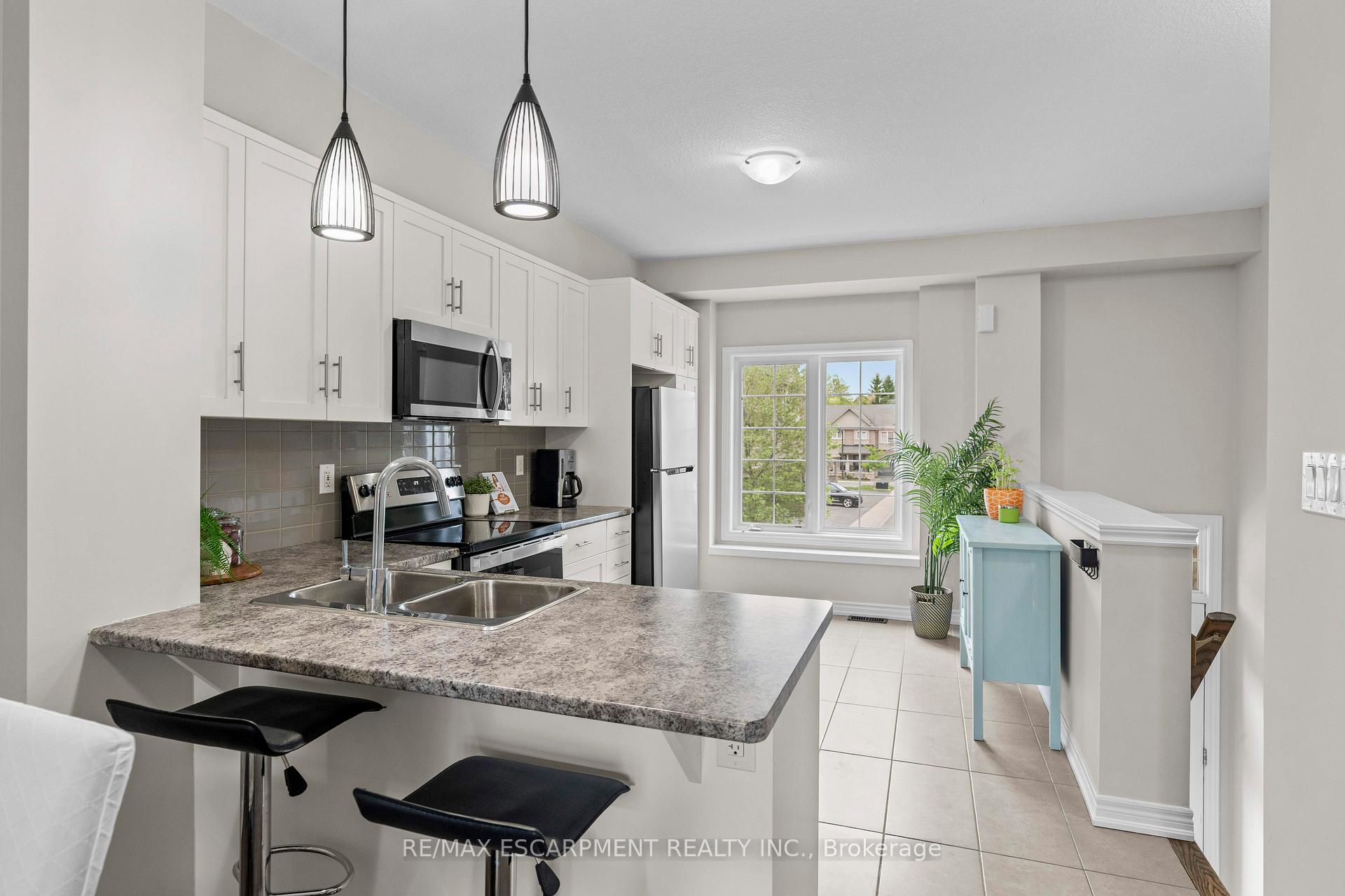 3 Bedrooms Condo at 215 Dundas, Hamilton For sale