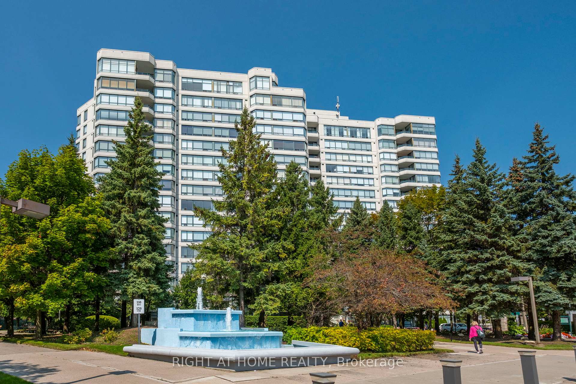 3 Bedrooms Condo at 120 Promenade,  Vaughan For sale