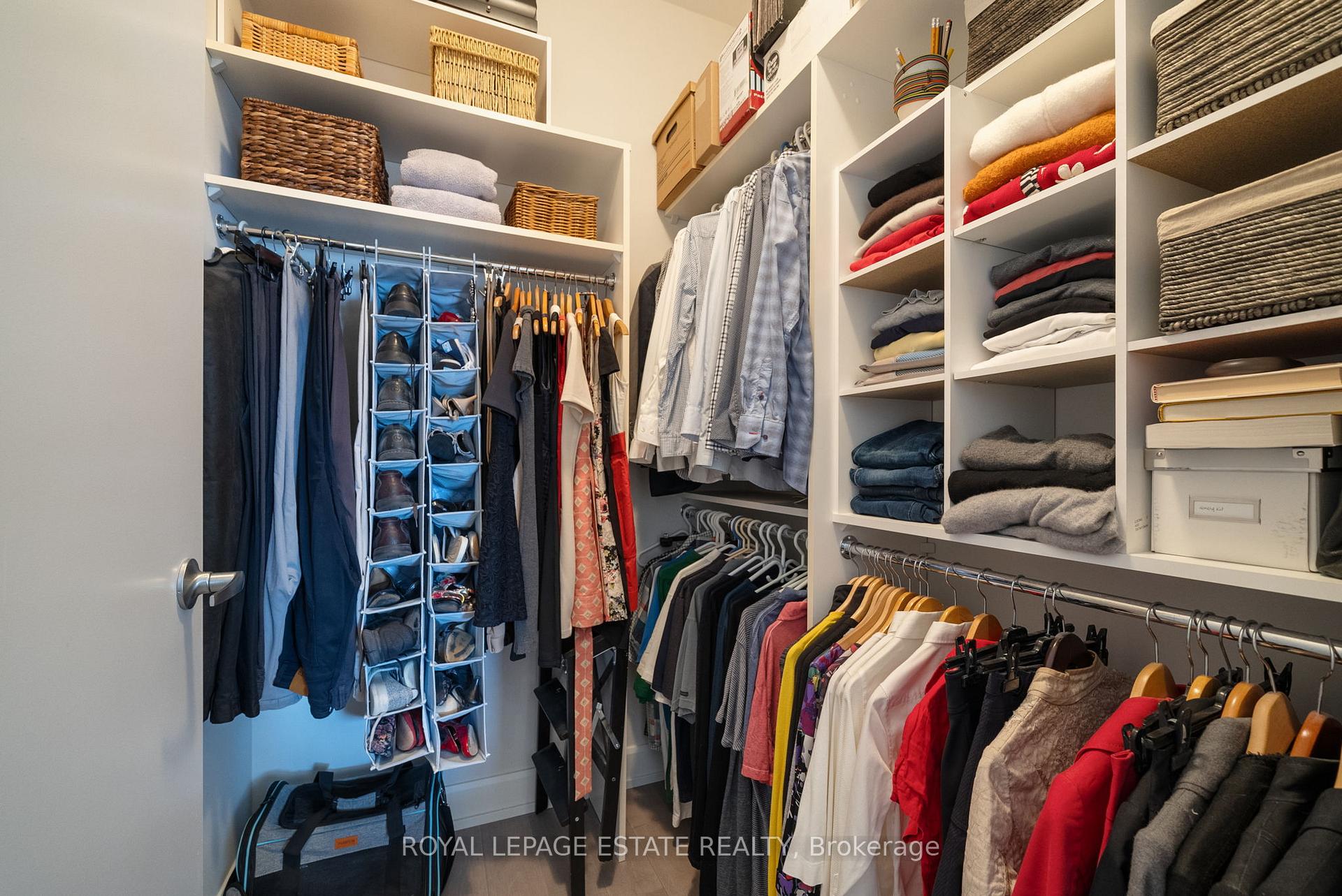 2 Bedrooms Condo at 160 Fallingbrook, Toronto For sale