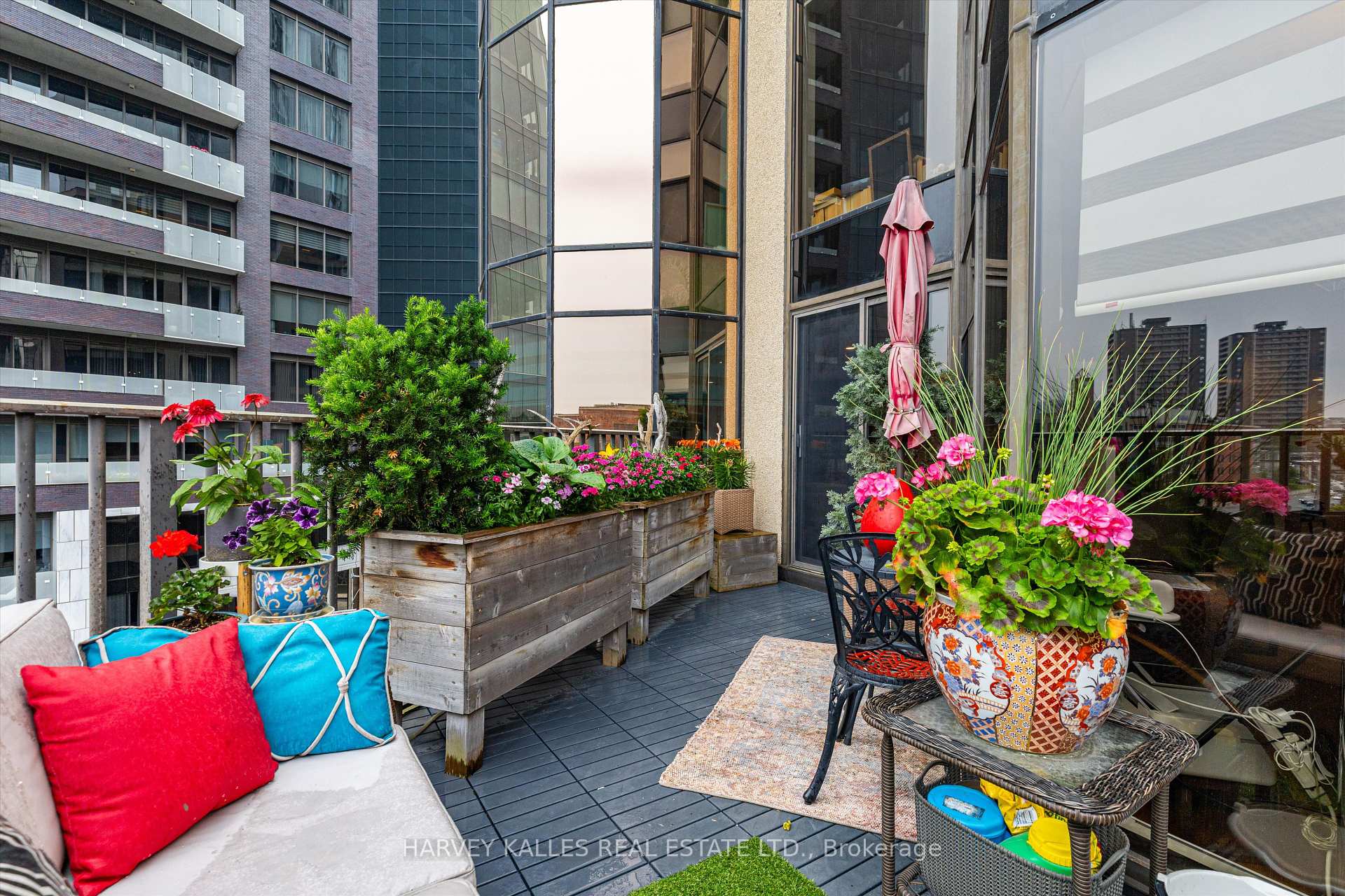 2 Bedrooms Condo at 1331 Bay, Toronto For sale