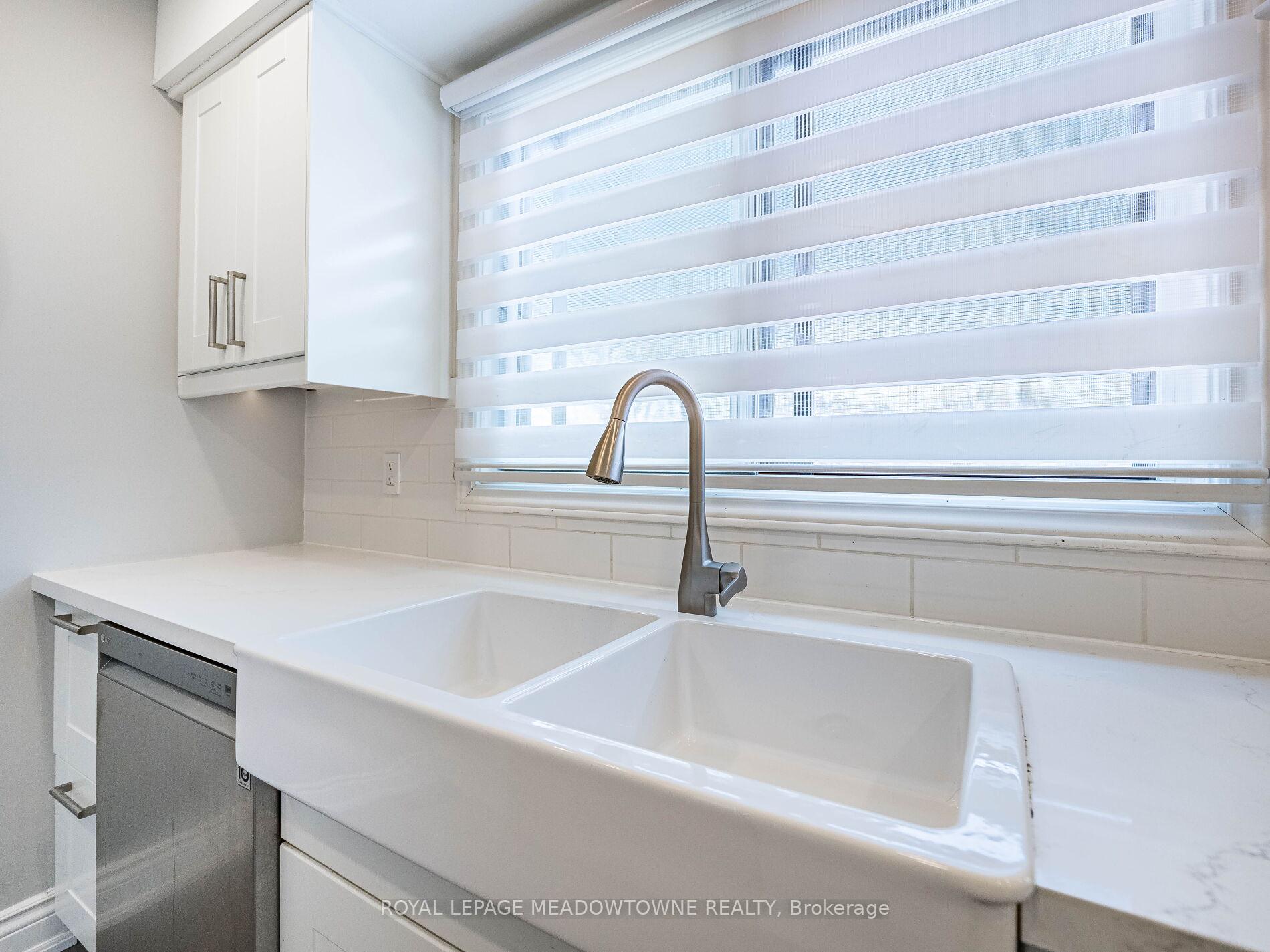 3 Bedrooms Condo at 6780 Formentera, Mississauga For sale