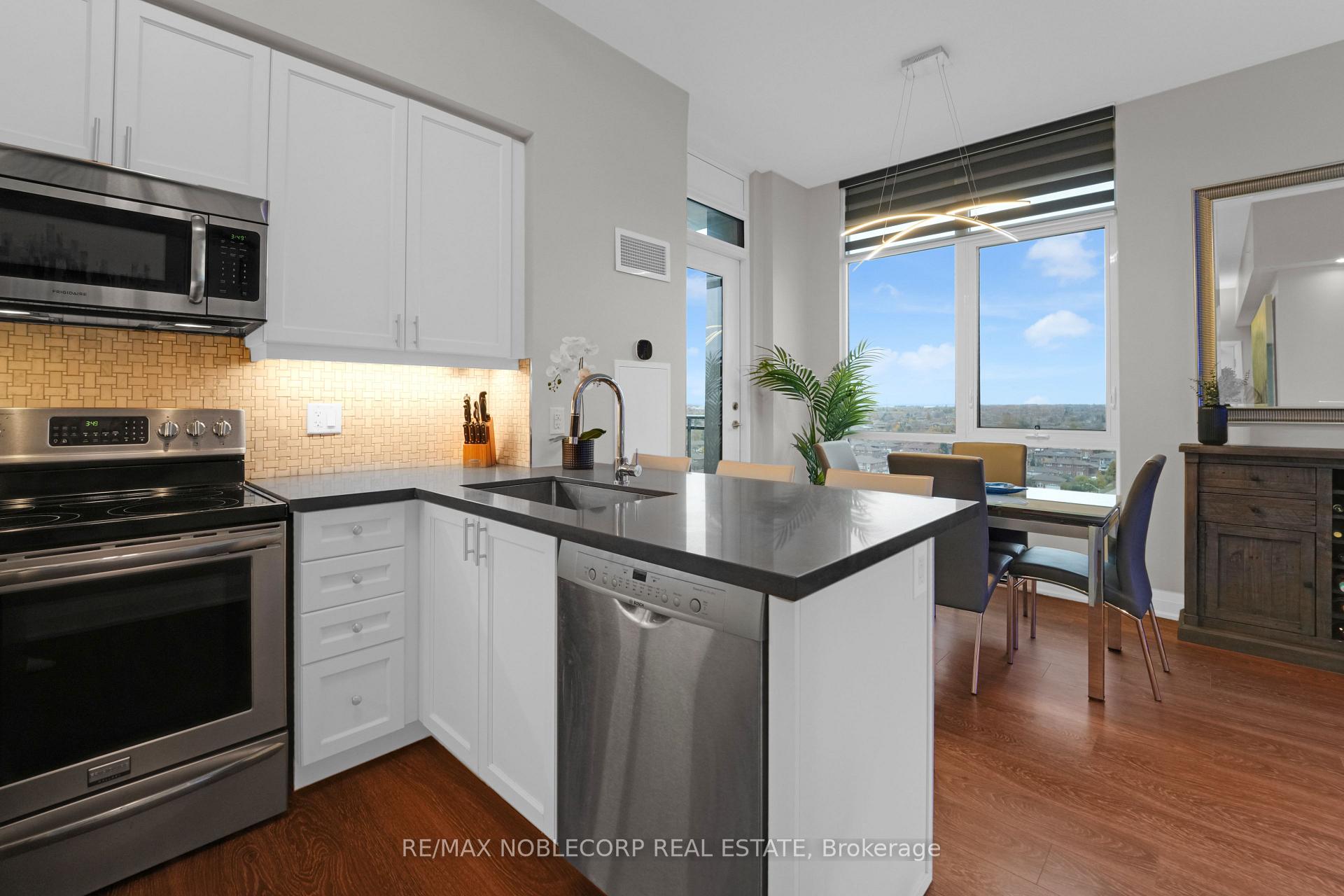 2 Bedrooms Condo at 12 Woodstream, Vaughan For sale