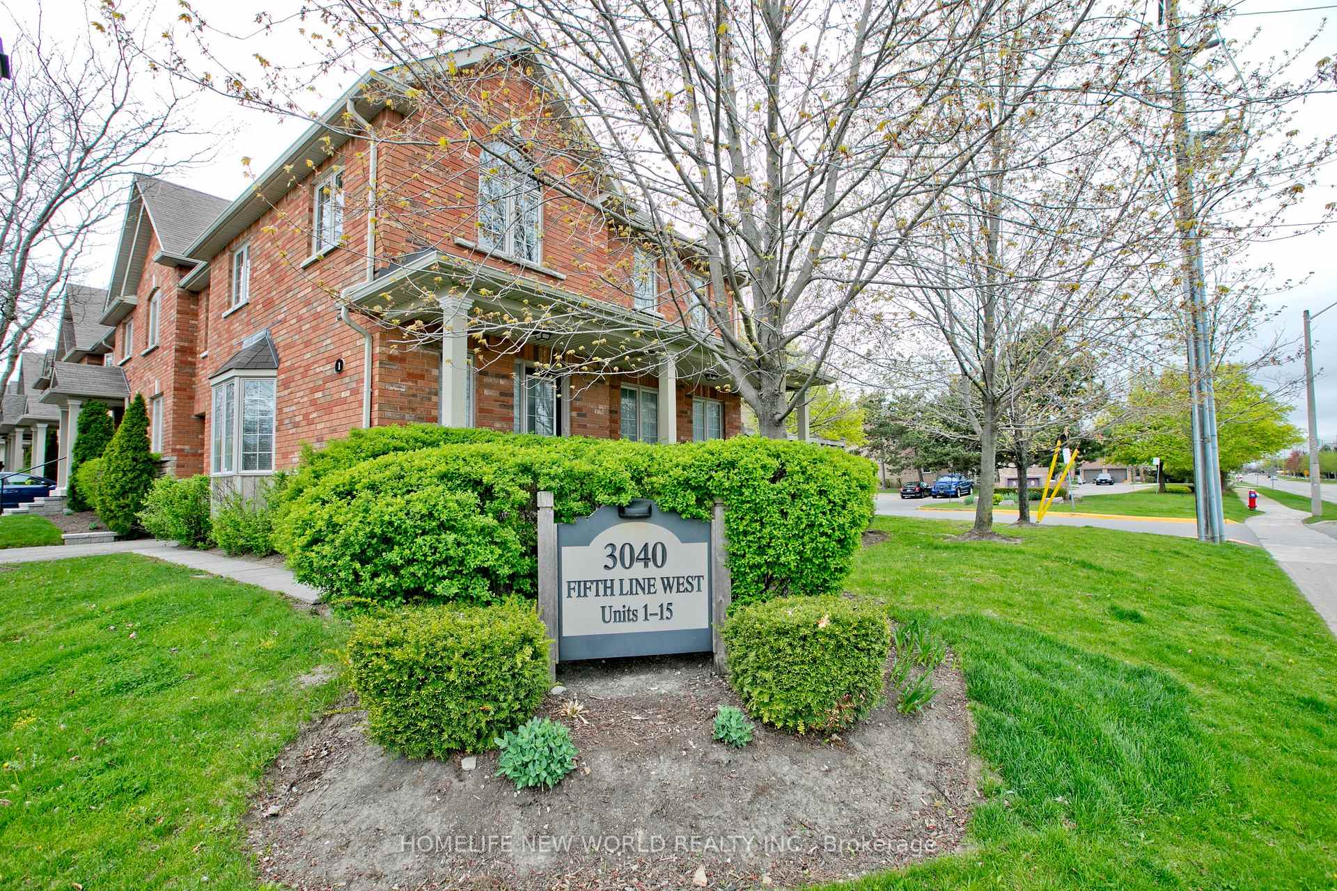 3 Bedrooms Condo at 3040 Fifth, Mississauga For sale