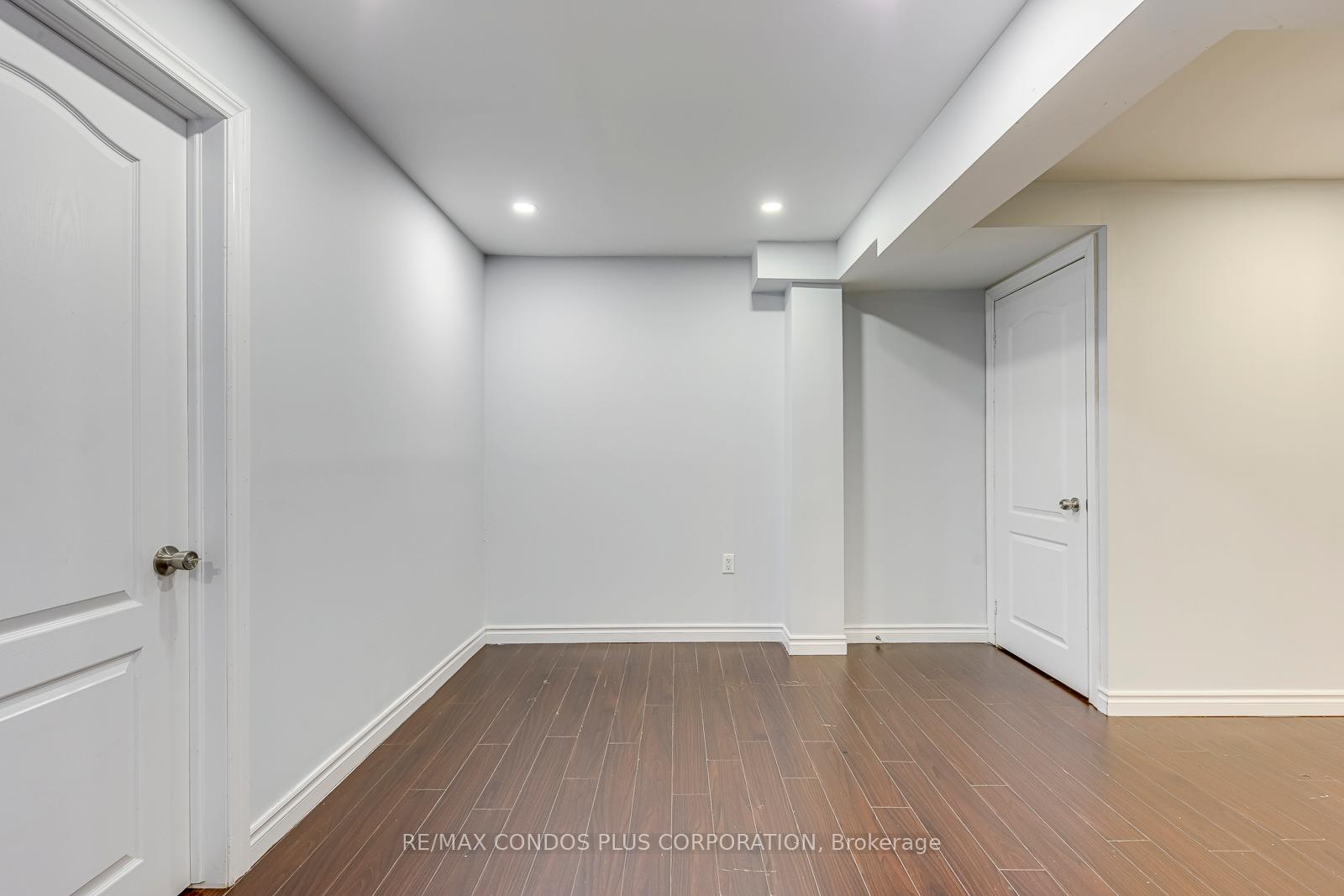5 Bedrooms Condo at 1015 Galesway, Mississauga For sale