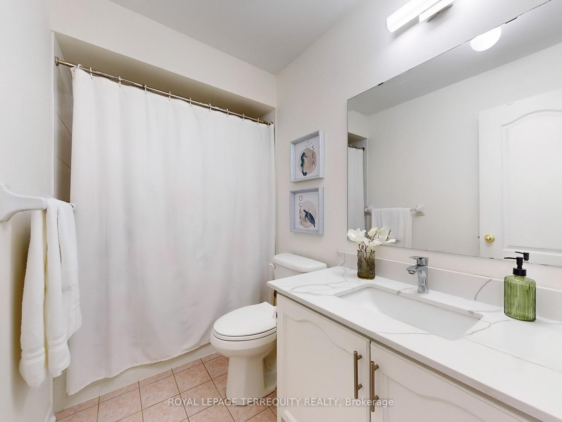 4 Bedrooms Condo at 6399 Spinnaker,  Mississauga For sale