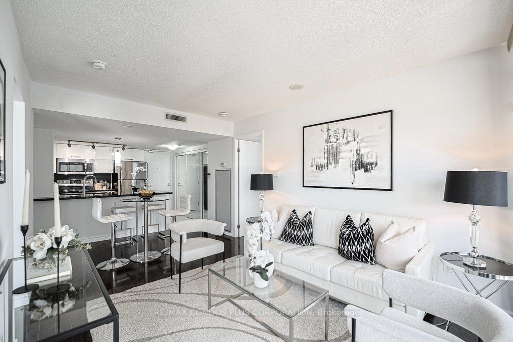 2 Bedrooms Condo at 38 Grenville, Toronto For sale