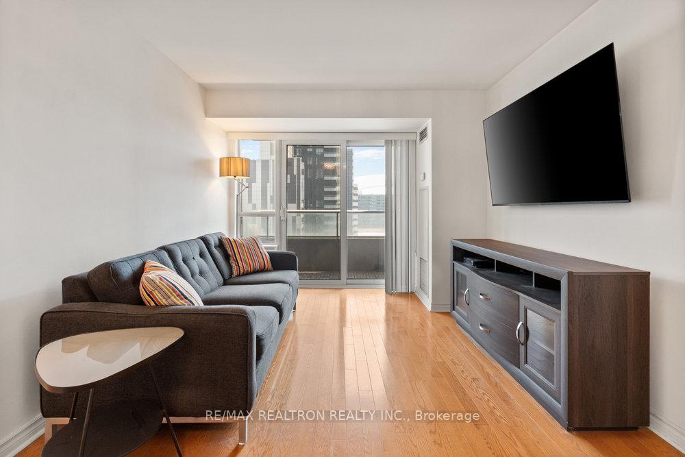 3 Bedrooms Condo at 250 Wellington, Toronto For sale