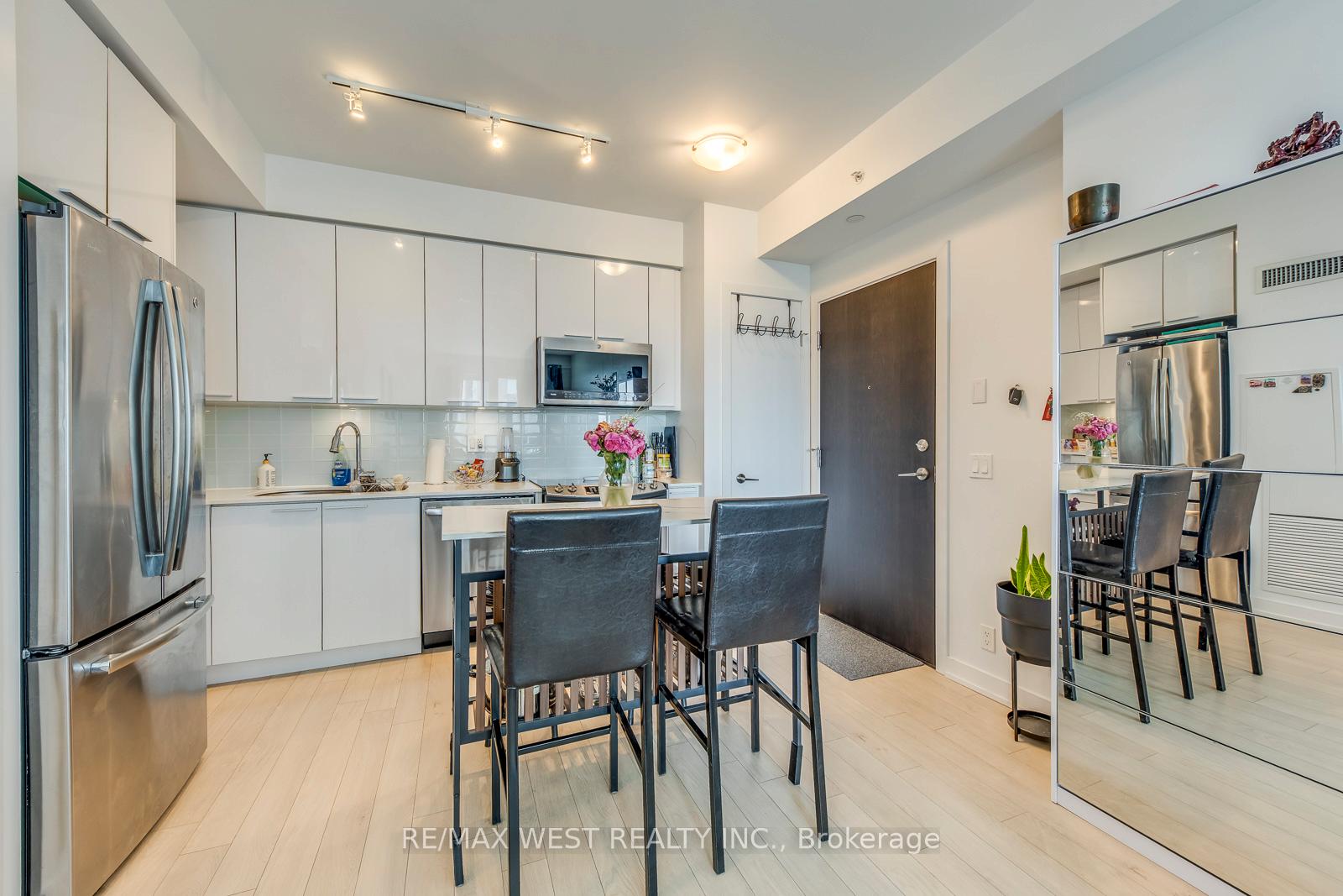 1 Bedroom Condo at 10 Park Lawn, Toronto For sale