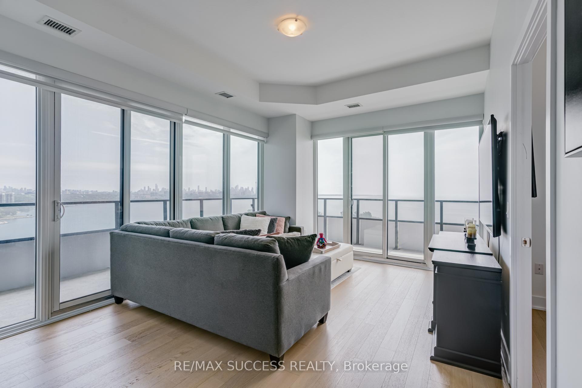3 Bedrooms Condo at 20 Shore breeze, Toronto For sale