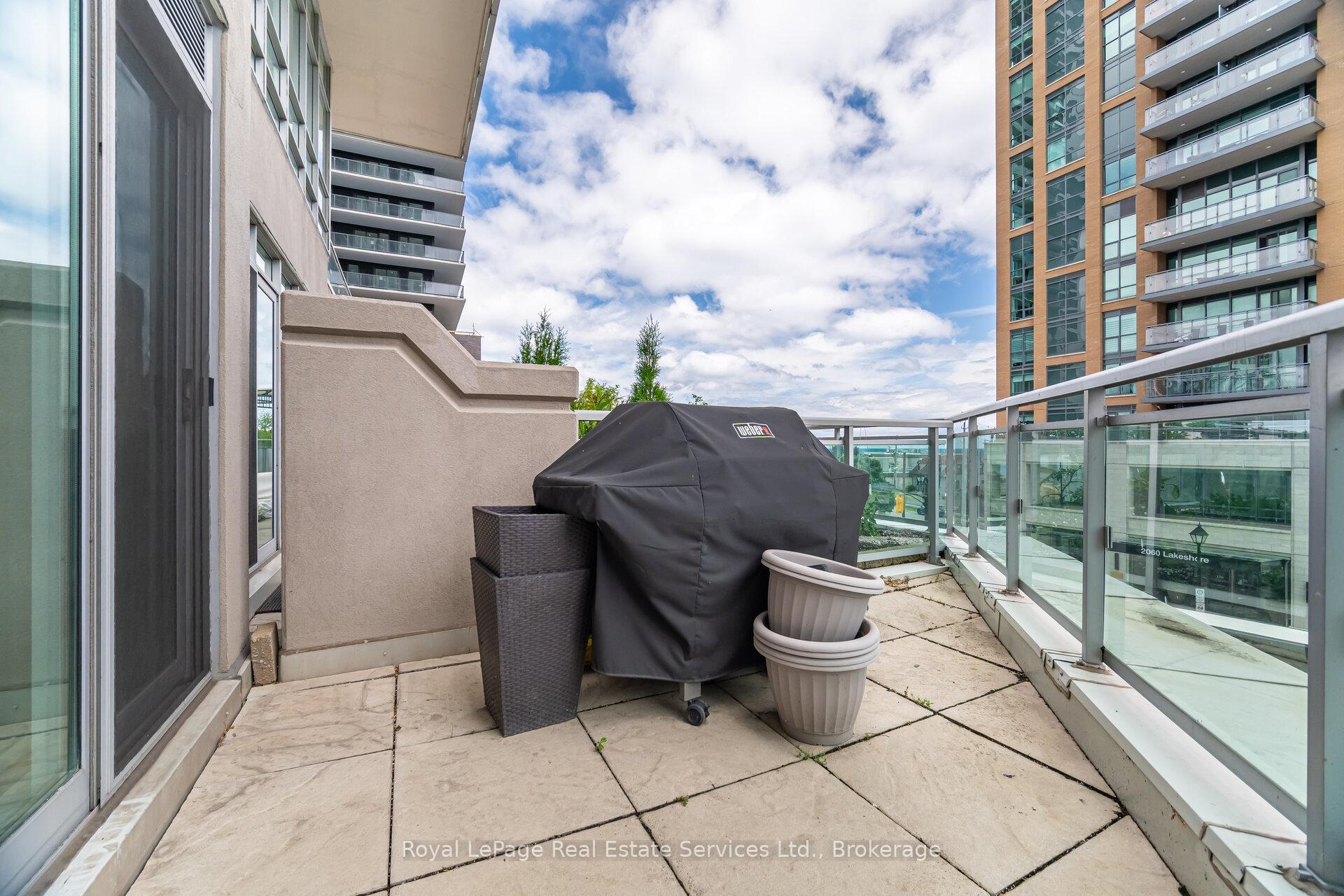 2 Bedrooms Condo at 360 Pearl, Burlington For sale