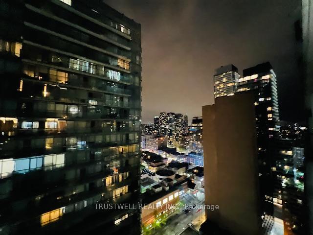 2 Bedrooms Condo at 38 Grenville, Toronto For sale