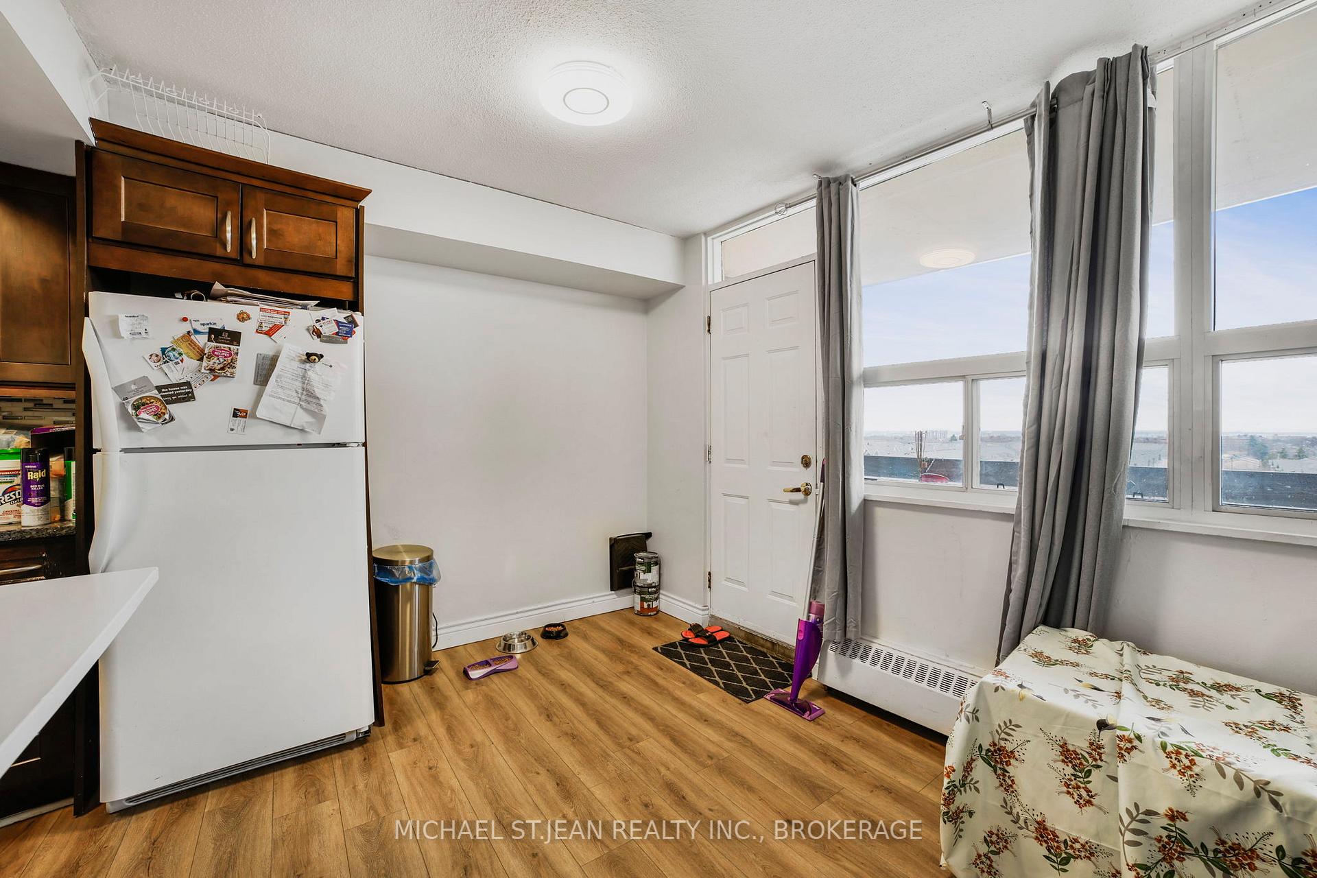 3 Bedrooms Condo at 15 Albright,  Hamilton For sale