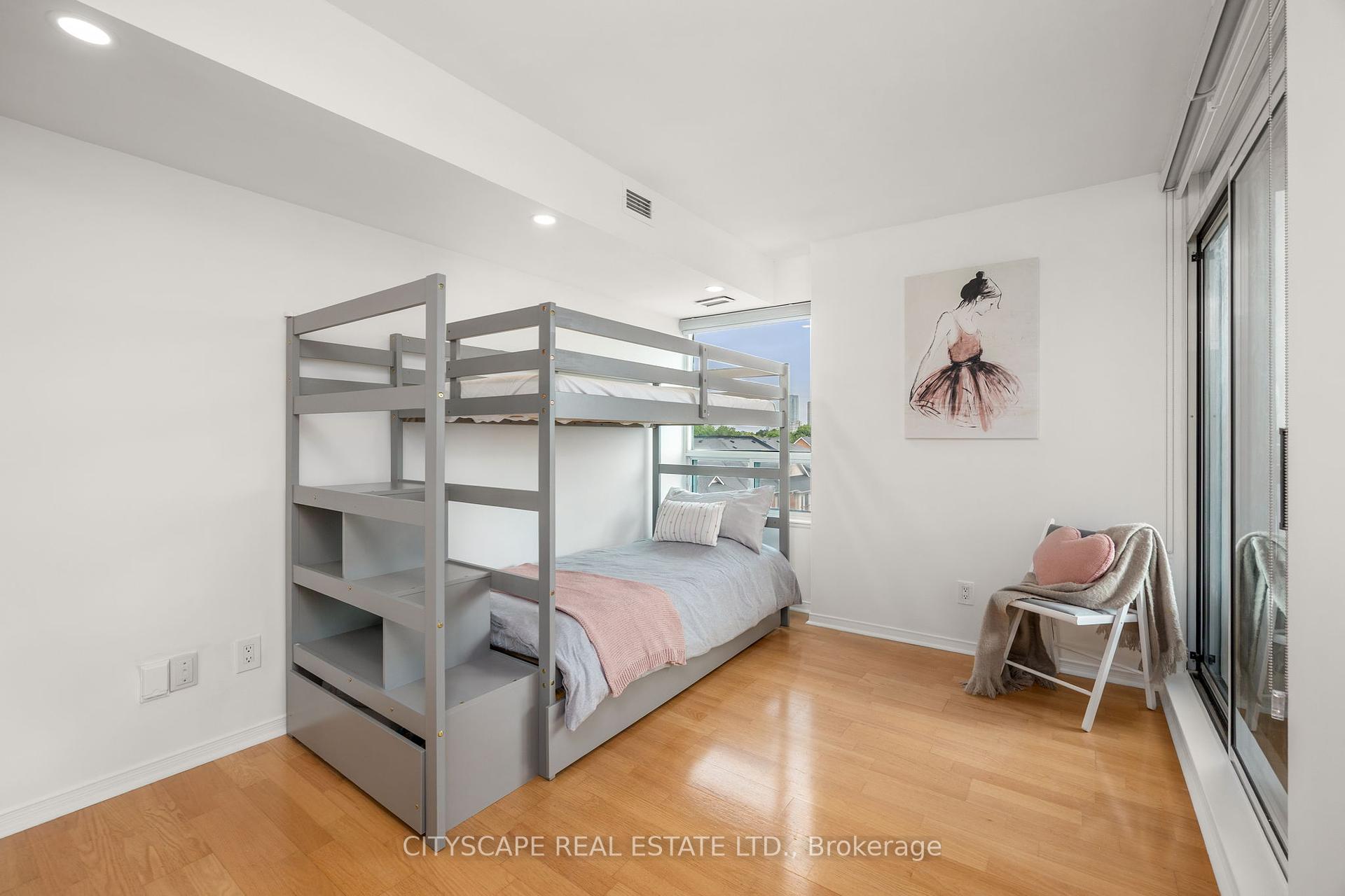 2 Bedrooms Condo at 5 Emerald, Vaughan For sale