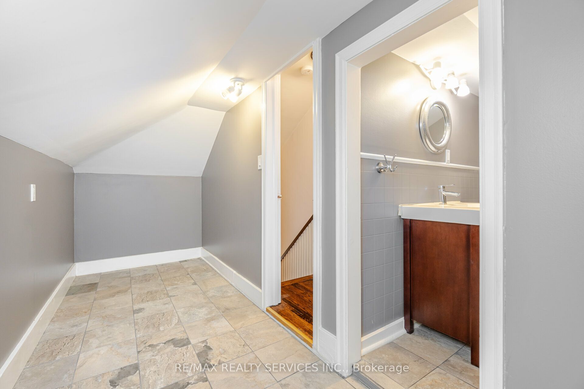 18 Wellington Street W