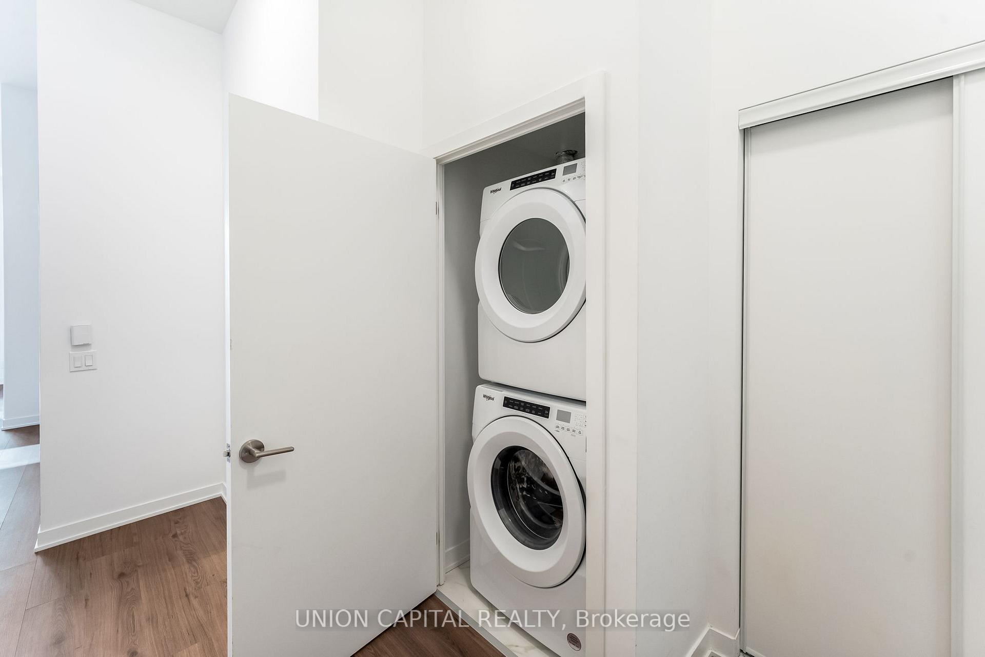 2 Bedrooms Condo at 405 Dundas, Oakville For sale