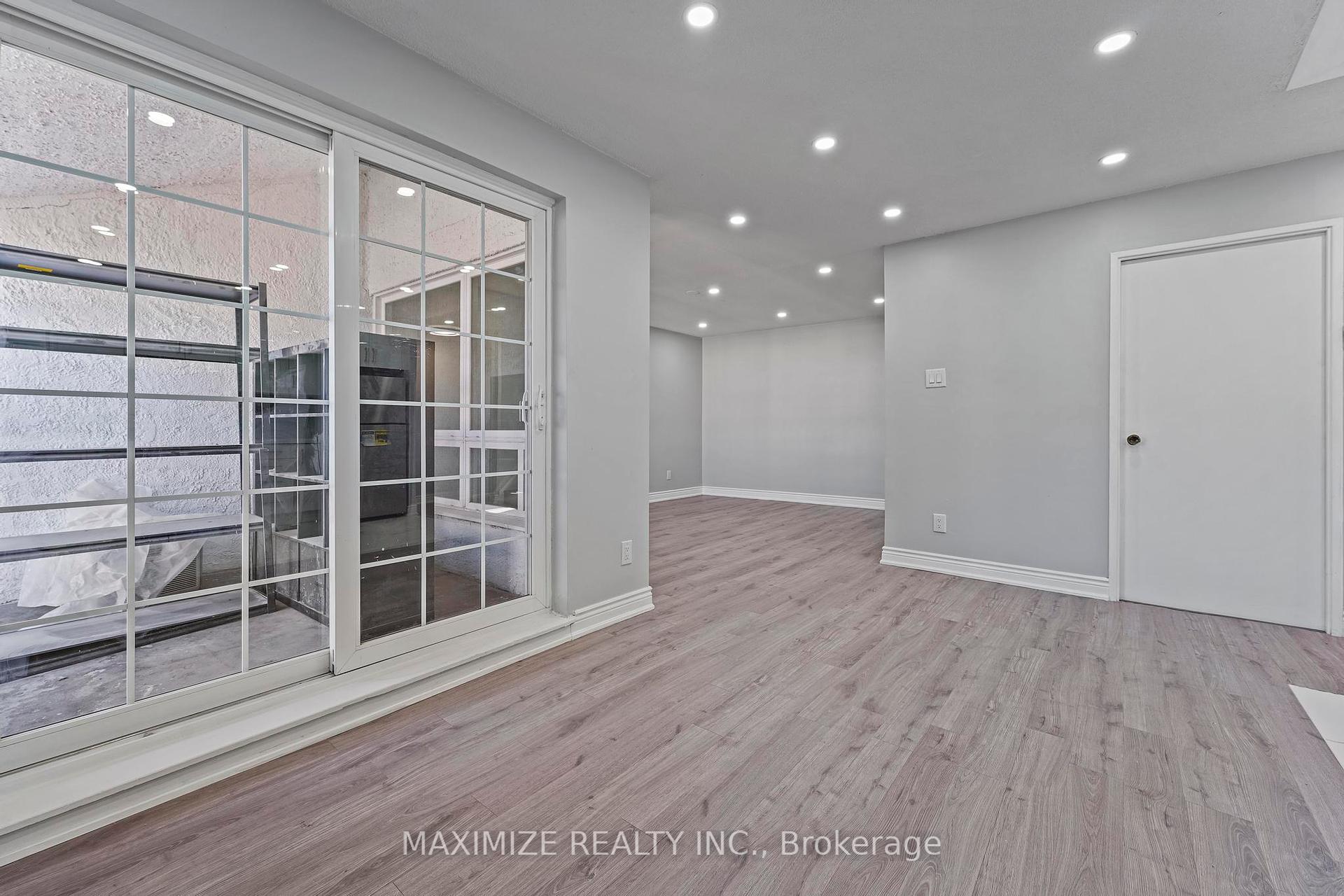 3 Bedrooms Condo at 1055 Dundas,  Mississauga For sale
