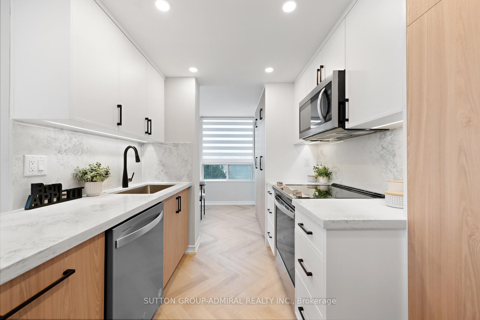 2 Bedrooms Condo at 7 Townsgate, Vaughan For sale
