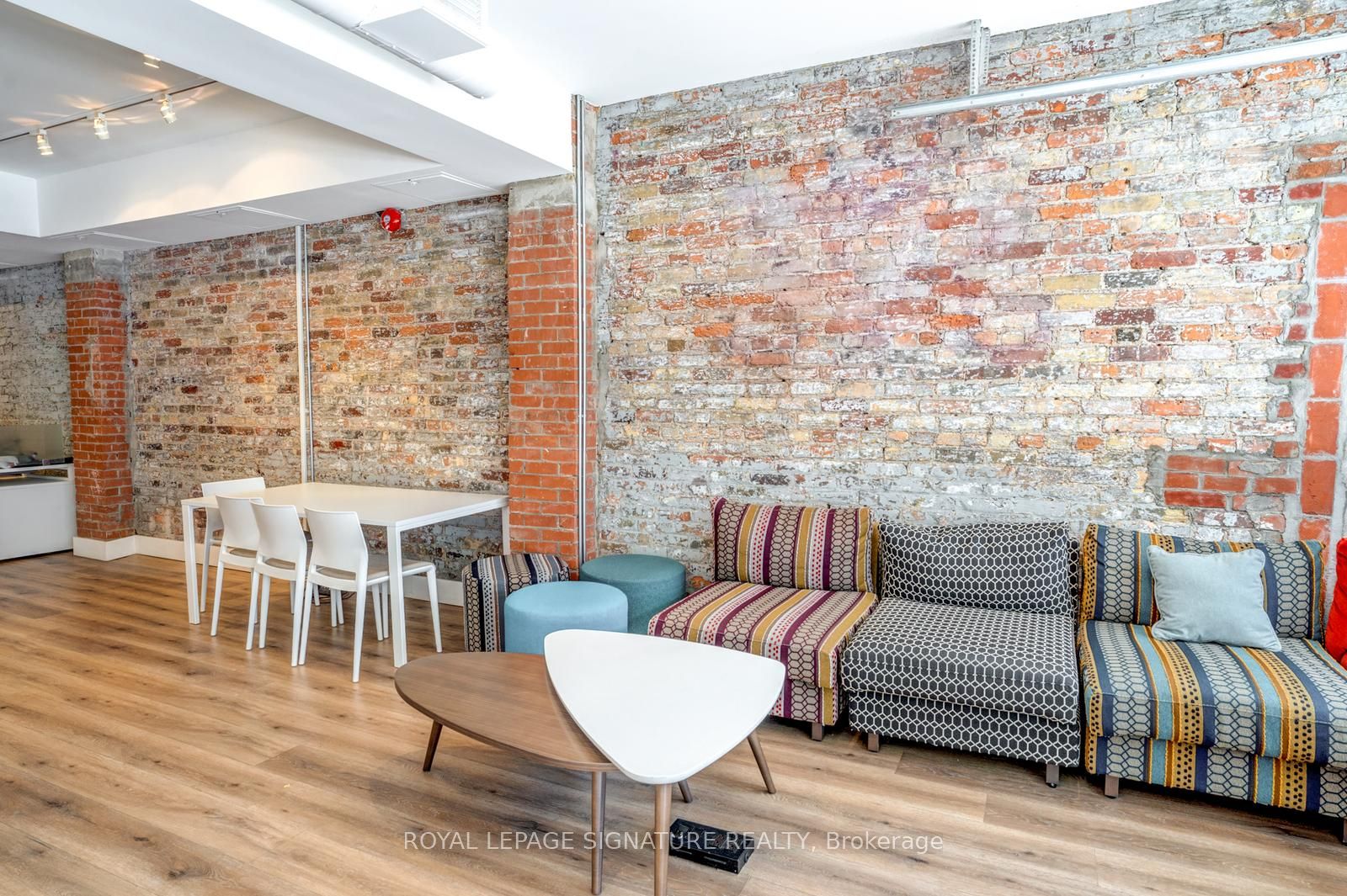 926 King Street W, #Main