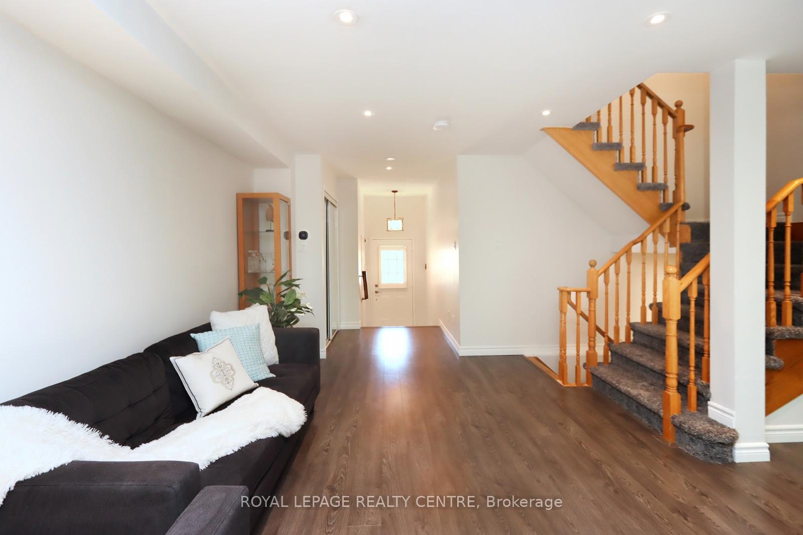 3 Bedrooms Condo at 5525 Palmerston, Mississauga For sale