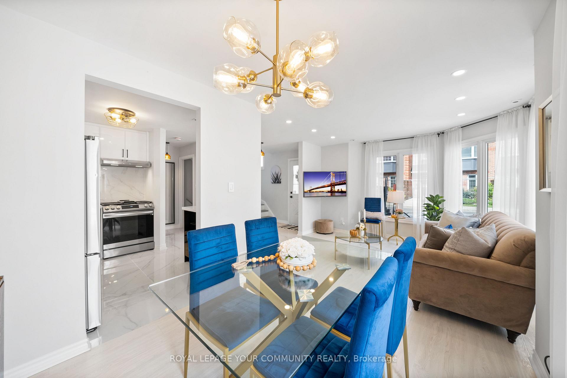 3 Bedrooms Condo at 151 Townsgate,  Vaughan For sale