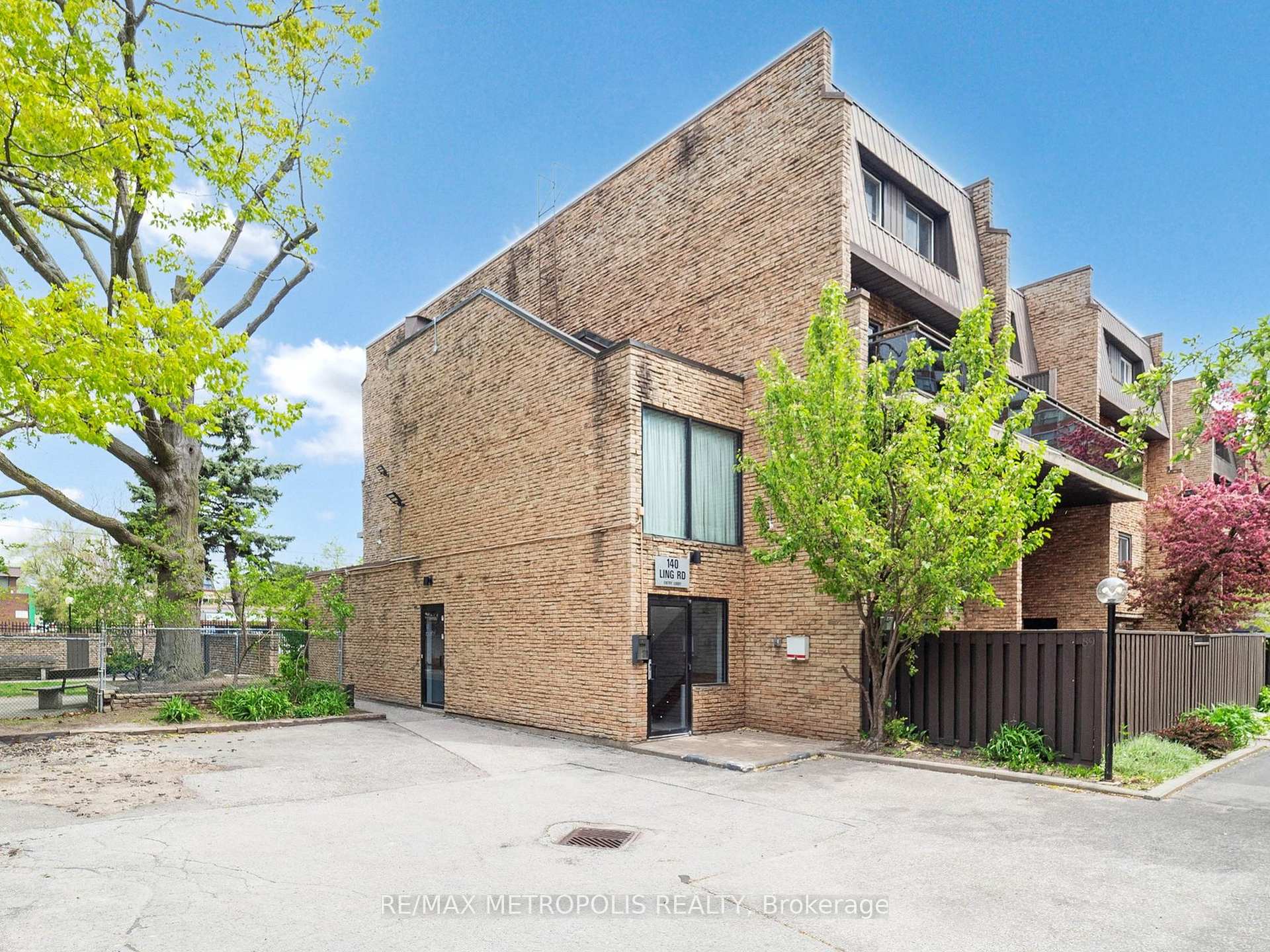 3 Bedrooms Condo at 140 Ling, Toronto For sale