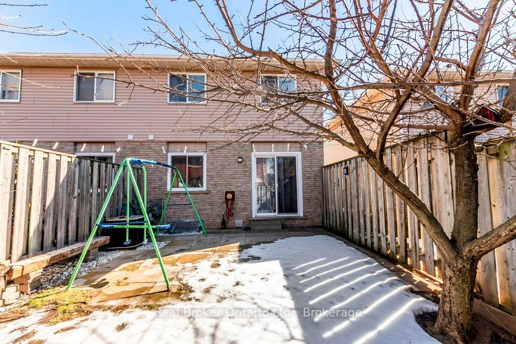 3 Bedrooms Condo at 610 Barton,  Hamilton For sale