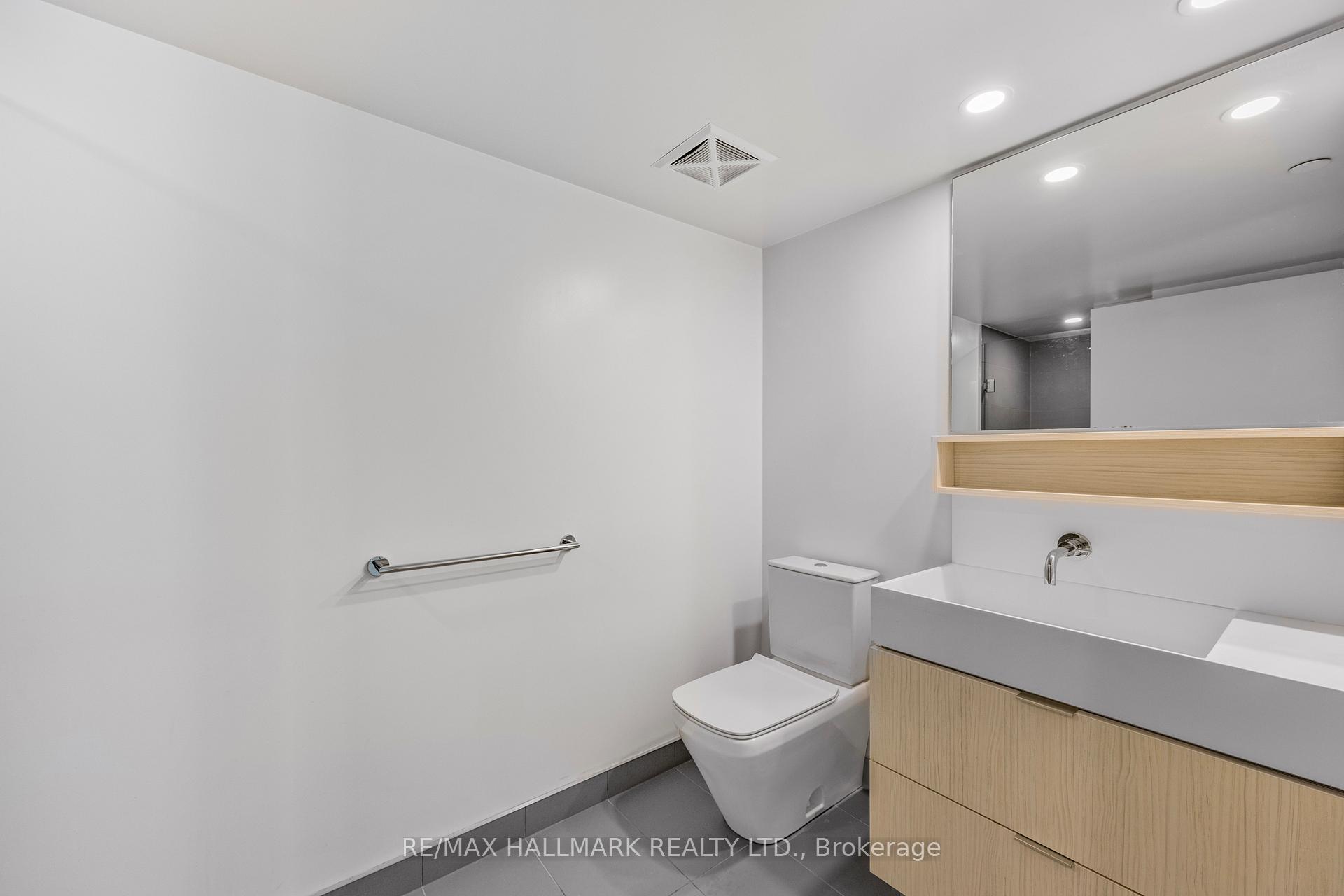 2 Bedrooms Condo at 5 Soudan, Toronto For sale
