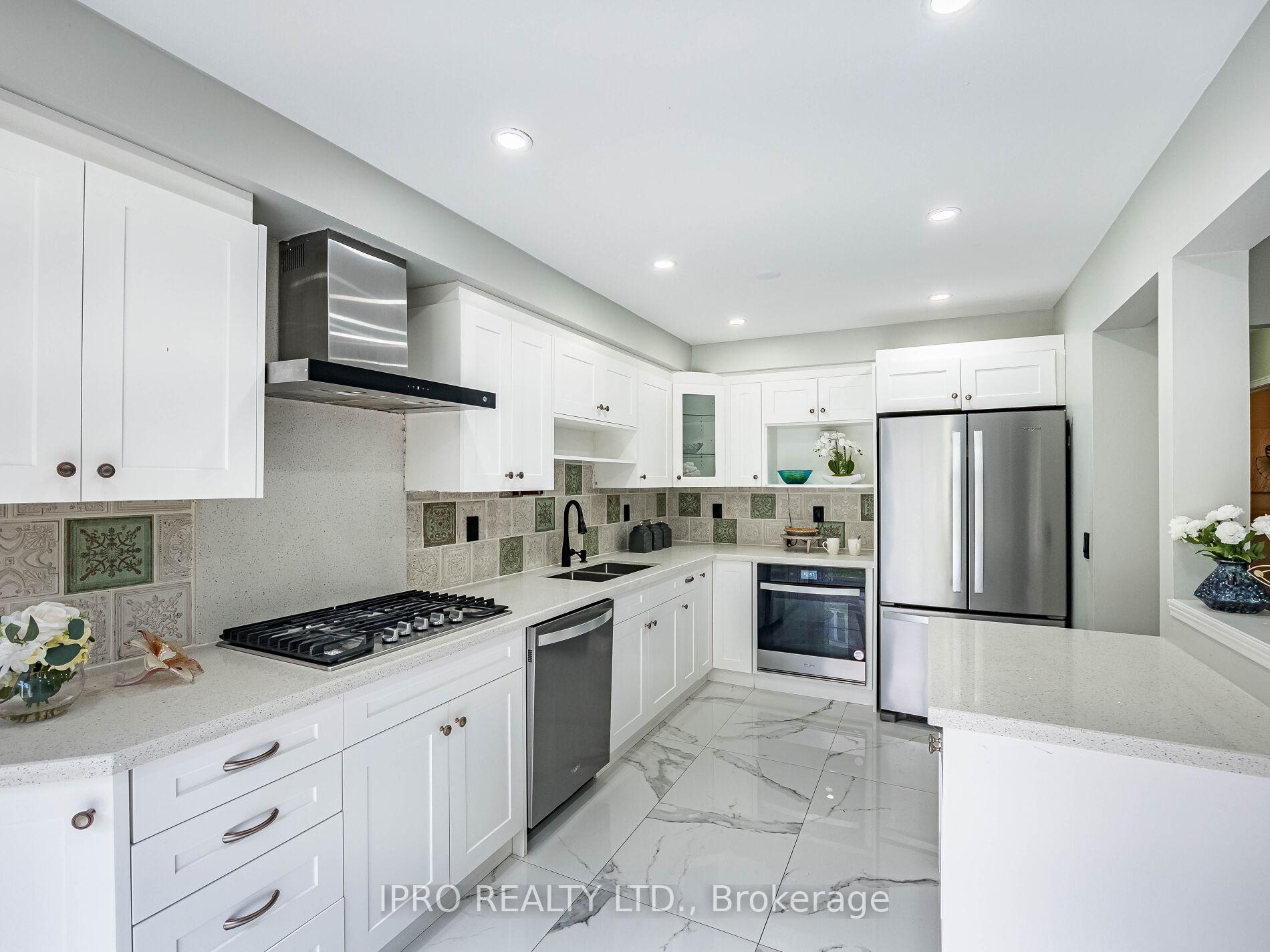 4 Bedrooms Condo at 833 Scollard, Mississauga For sale