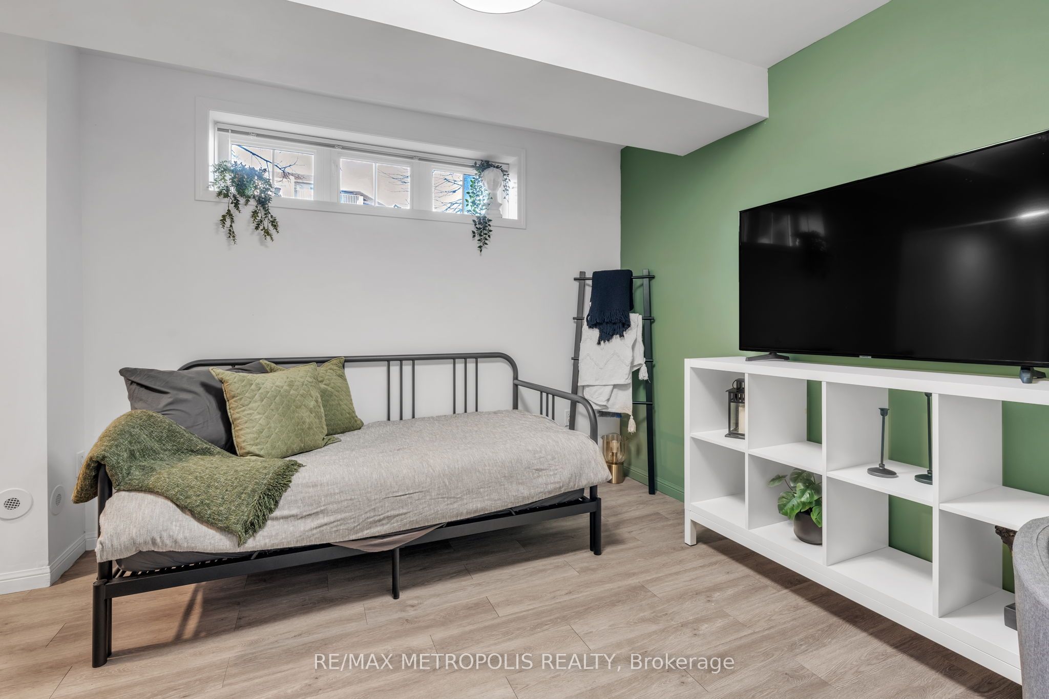 734 Neighbourhood Circle, #4
