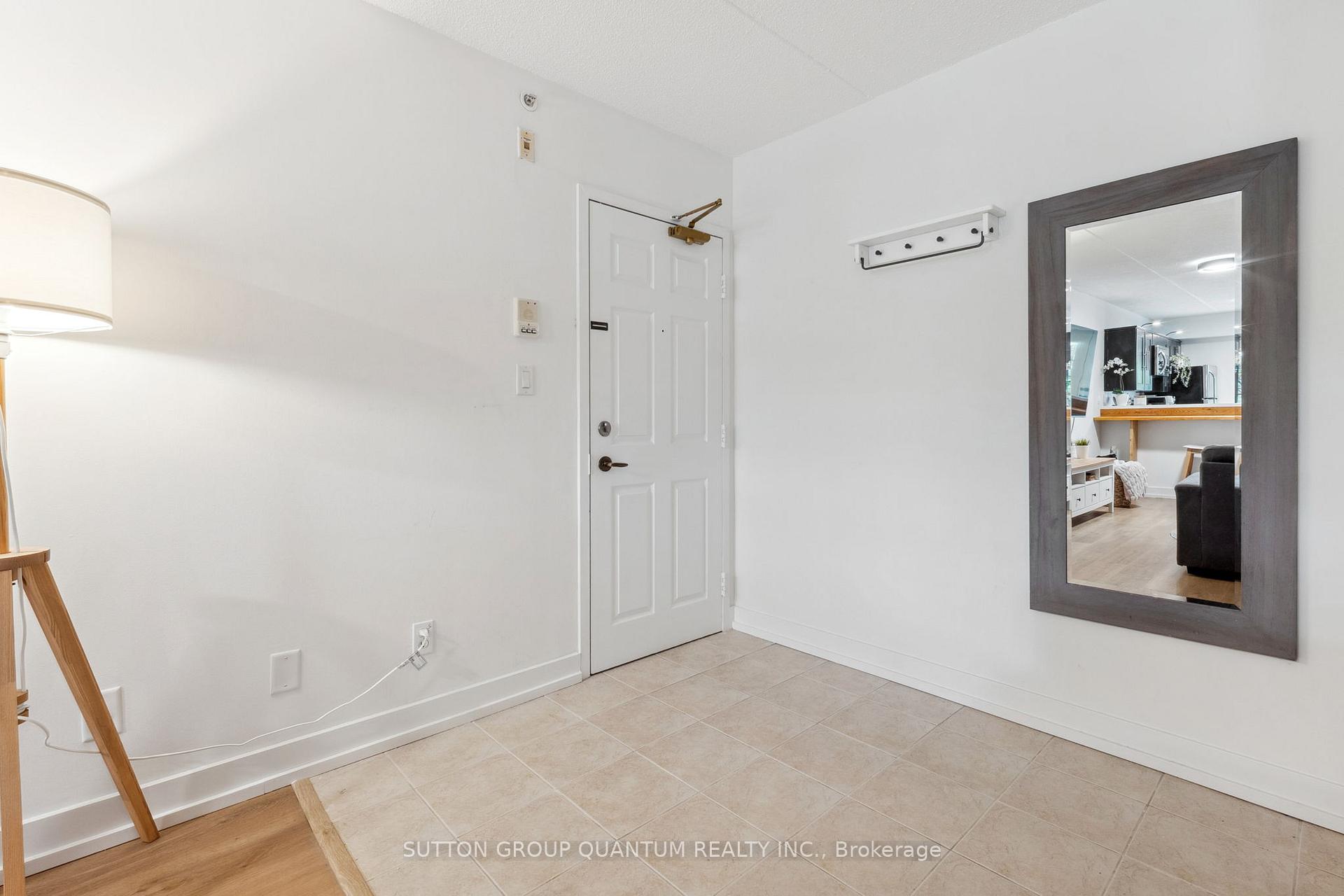 2 Bedrooms Condo at 4003 Kilmer, Burlington For sale