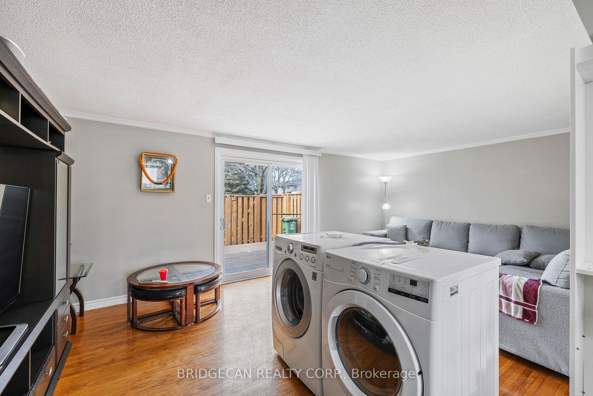 3 Bedrooms Condo at 151 Gateshead, Hamilton For sale