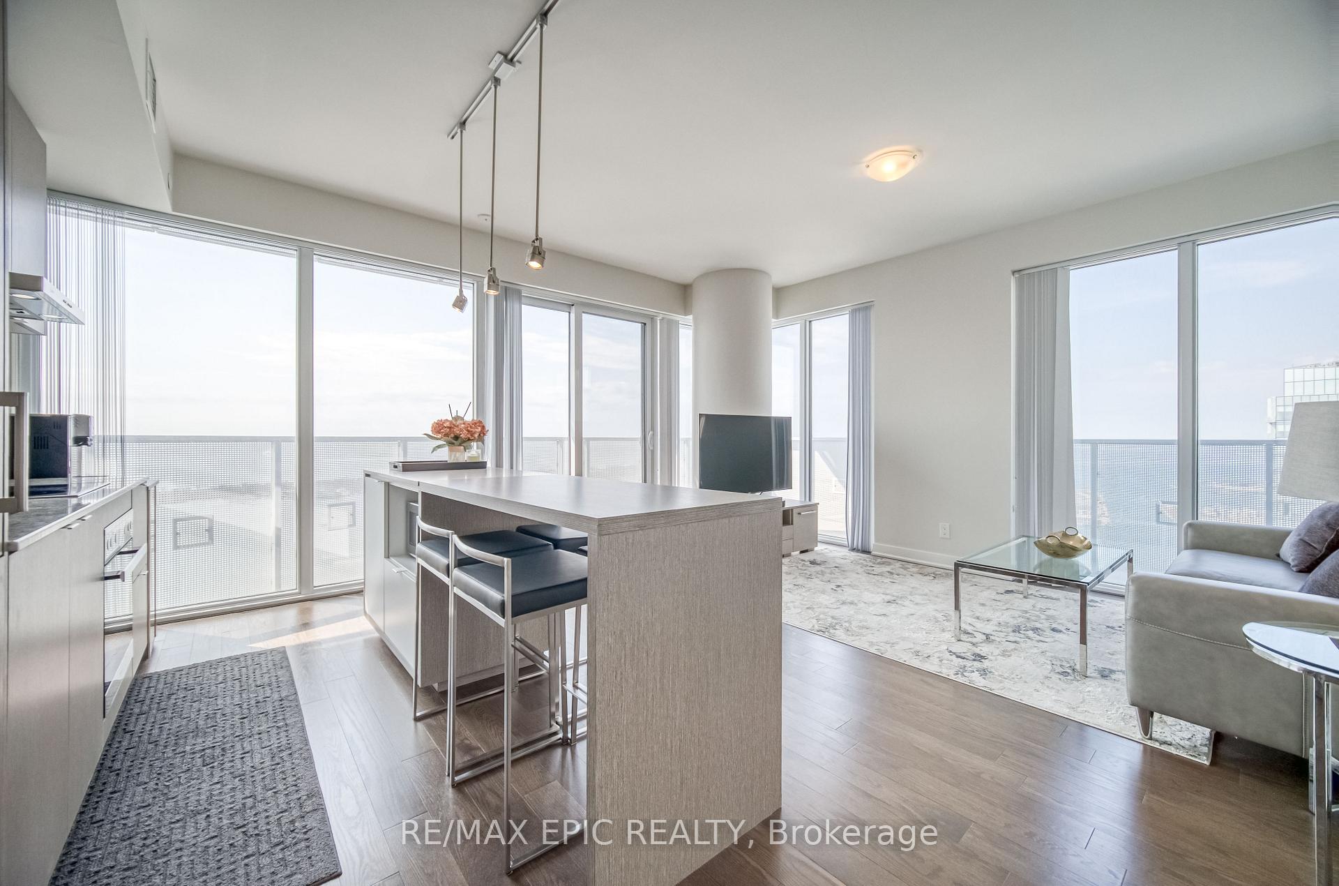 3 Bedrooms Condo at 88 Harbour,  Toronto For sale