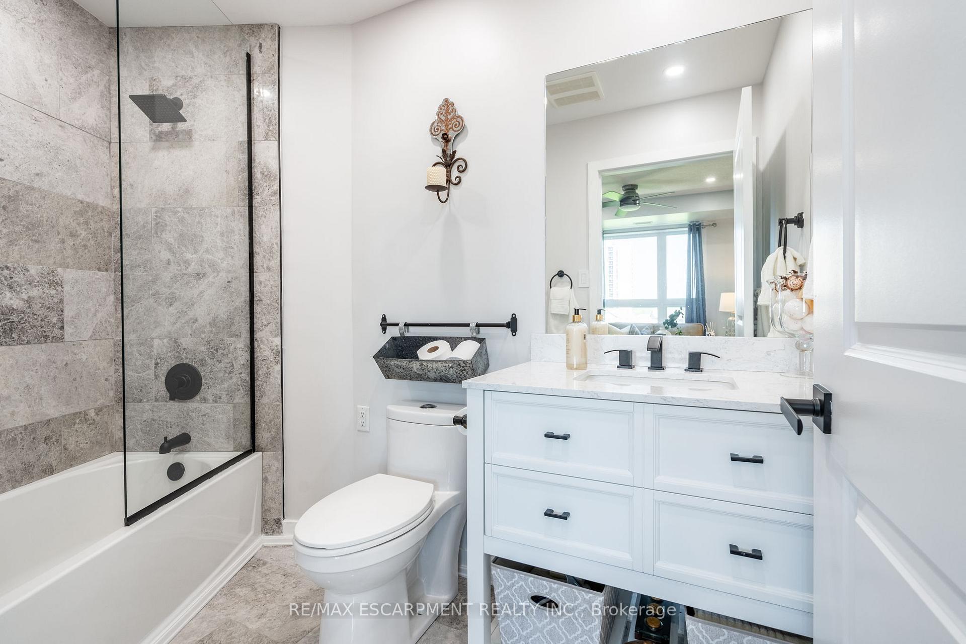 2 Bedrooms Condo at 125 Shoreview, Hamilton For sale