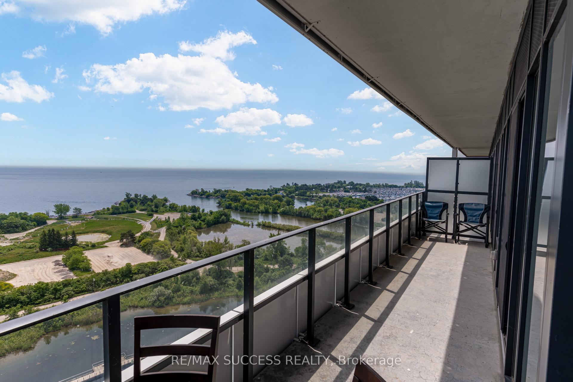 3 Bedrooms Condo at 20 Shore breeze, Toronto For sale