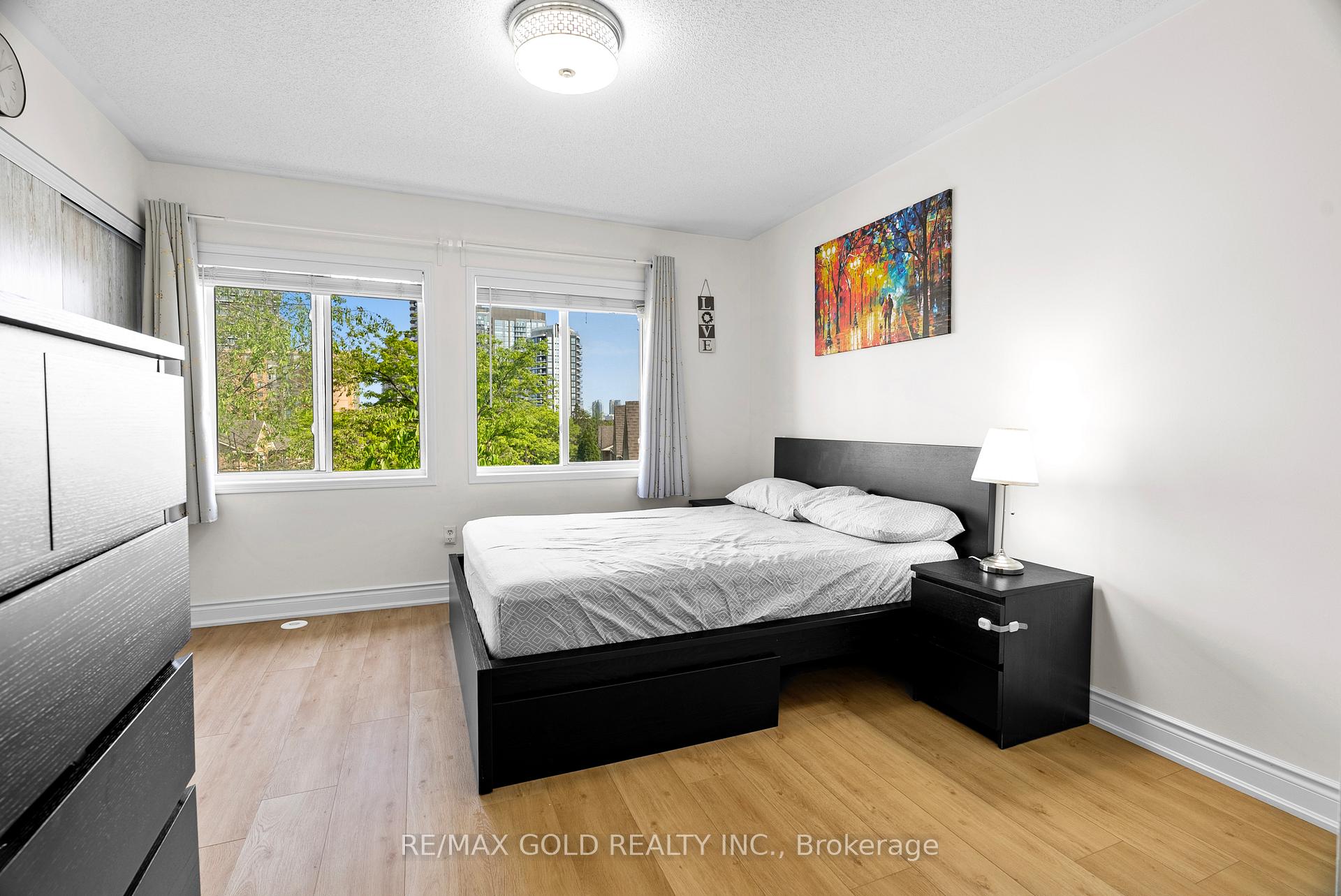 3 Bedrooms Condo at 50 Strathaven, Mississauga For sale