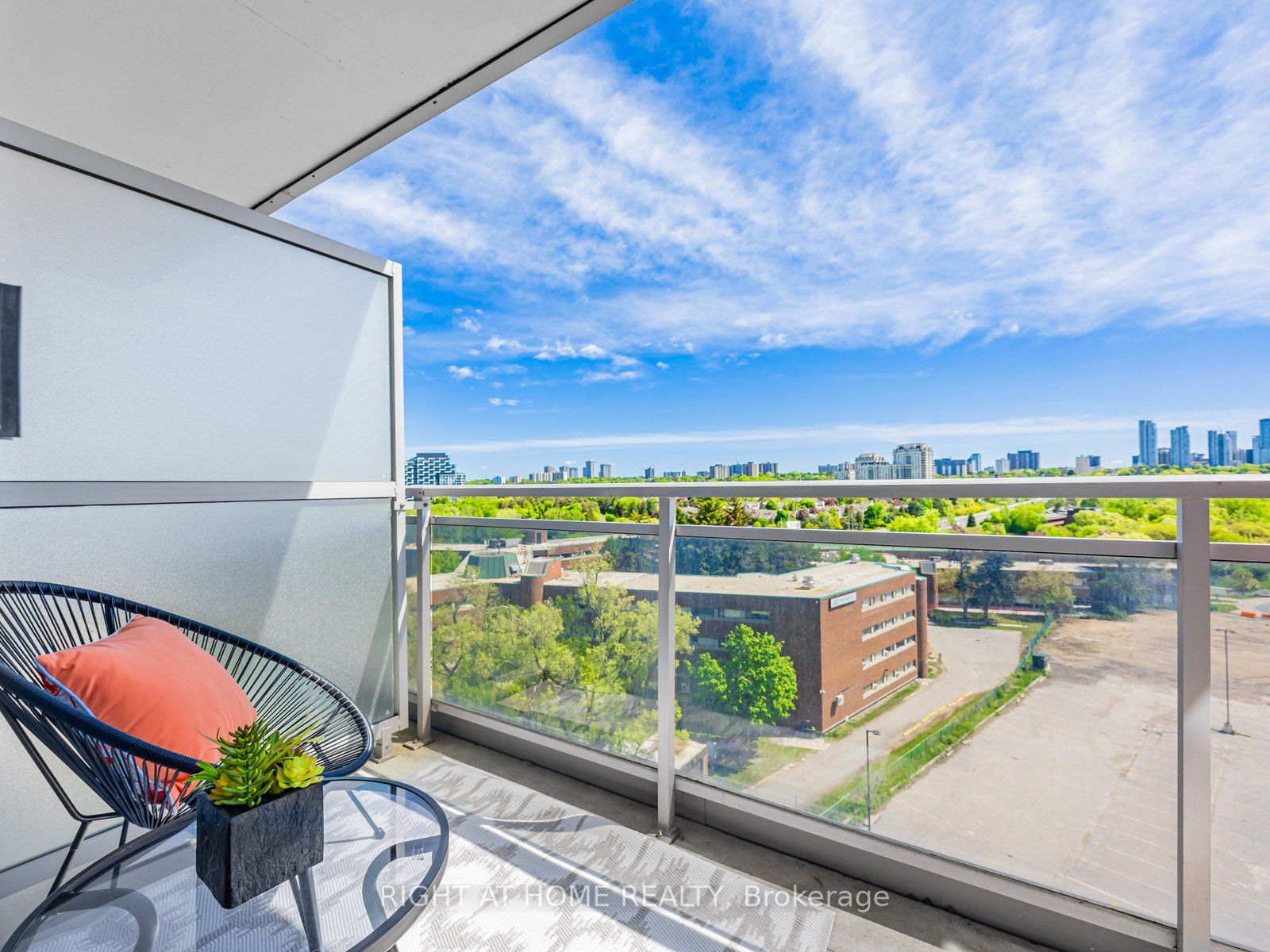2756 Old Leslie Street, #811